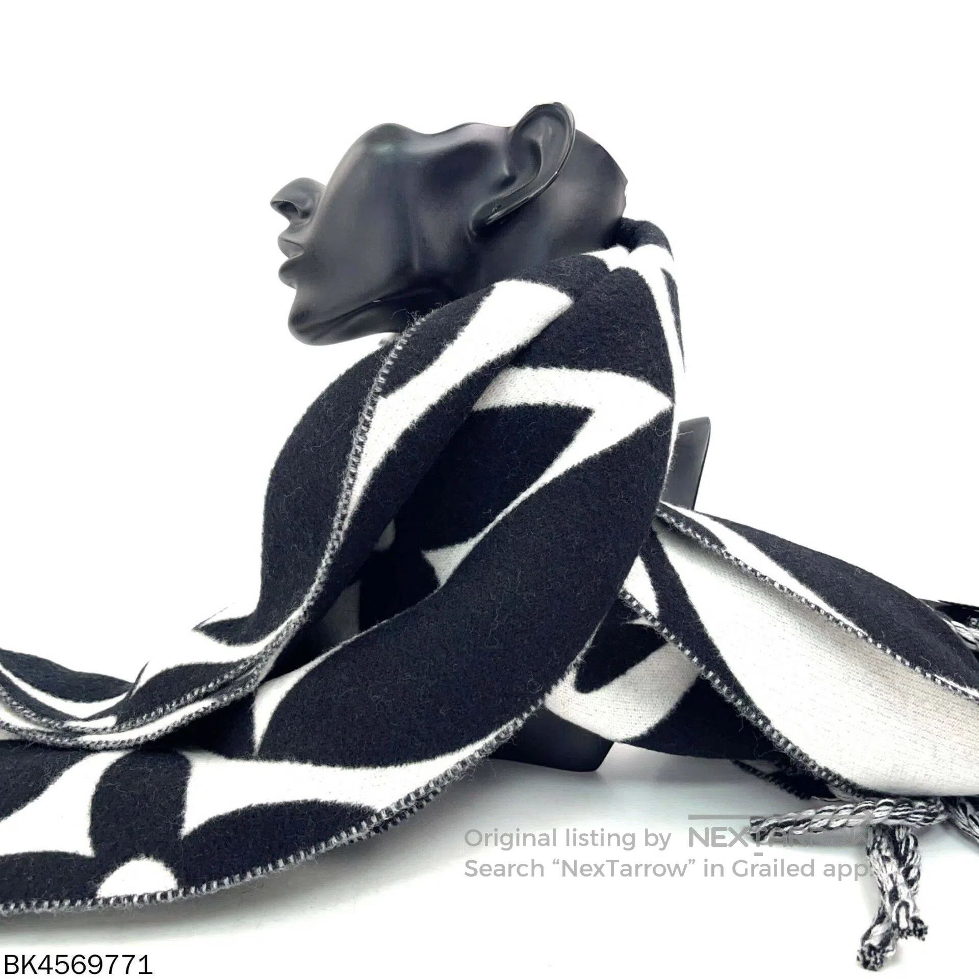 Louis Vuitton louis vuitton medallion wool scarf. Size ONE SIZE - 5 Thumbnail