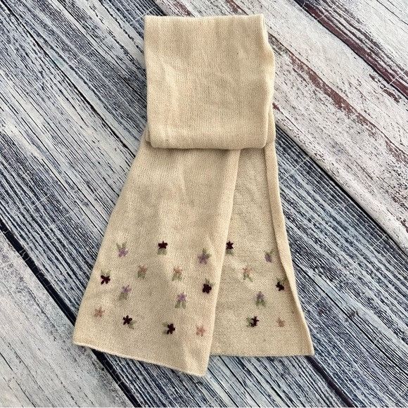 Vintage Vintage Y2K Wool Cream Scarf with Floral Embroidery Size ONE SIZE - 2 Thumbnail