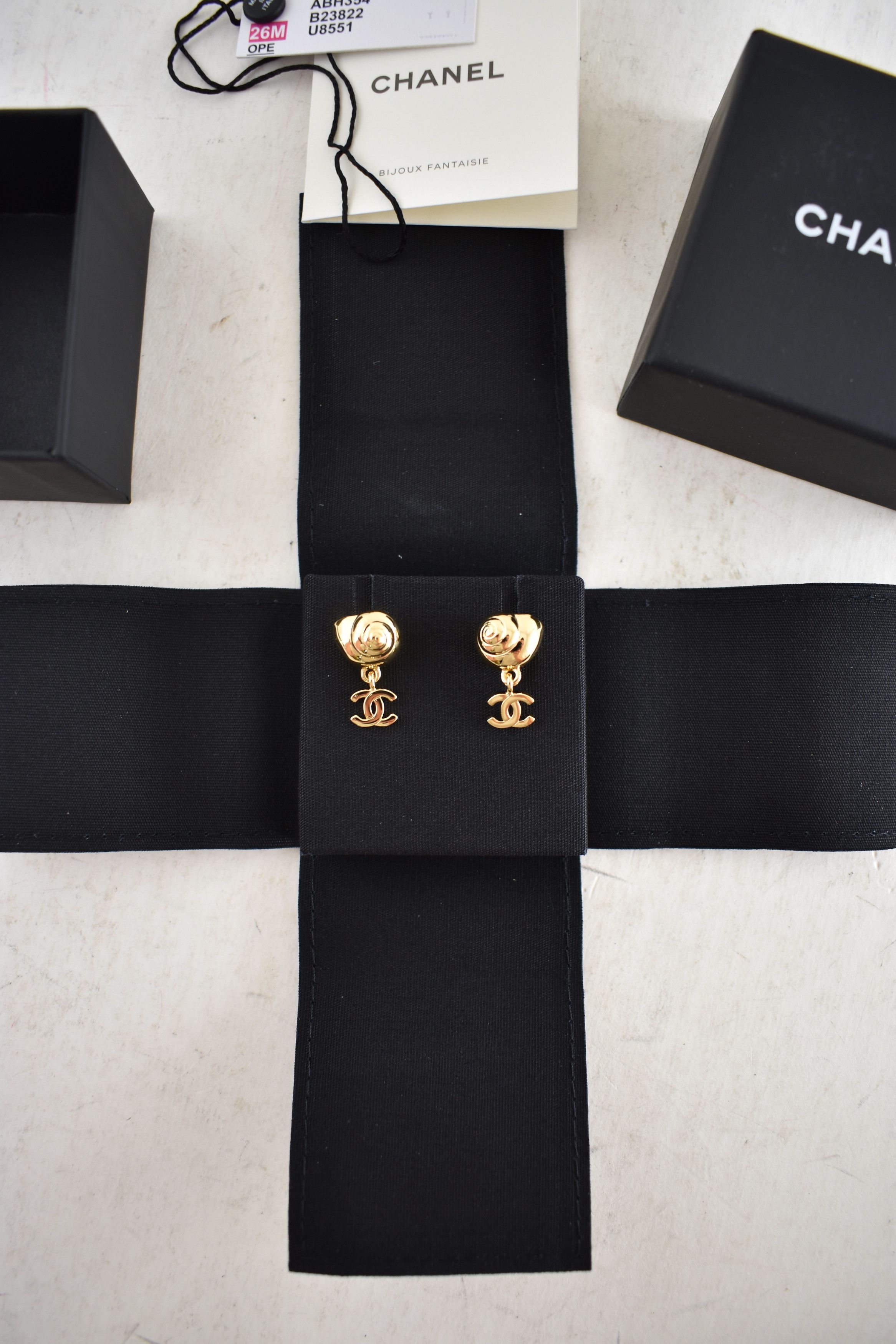Chanel 26M Coco Beach Shell Seashell CC Logo Dangle Stud Earrings Size ONE SIZE - 4 Thumbnail