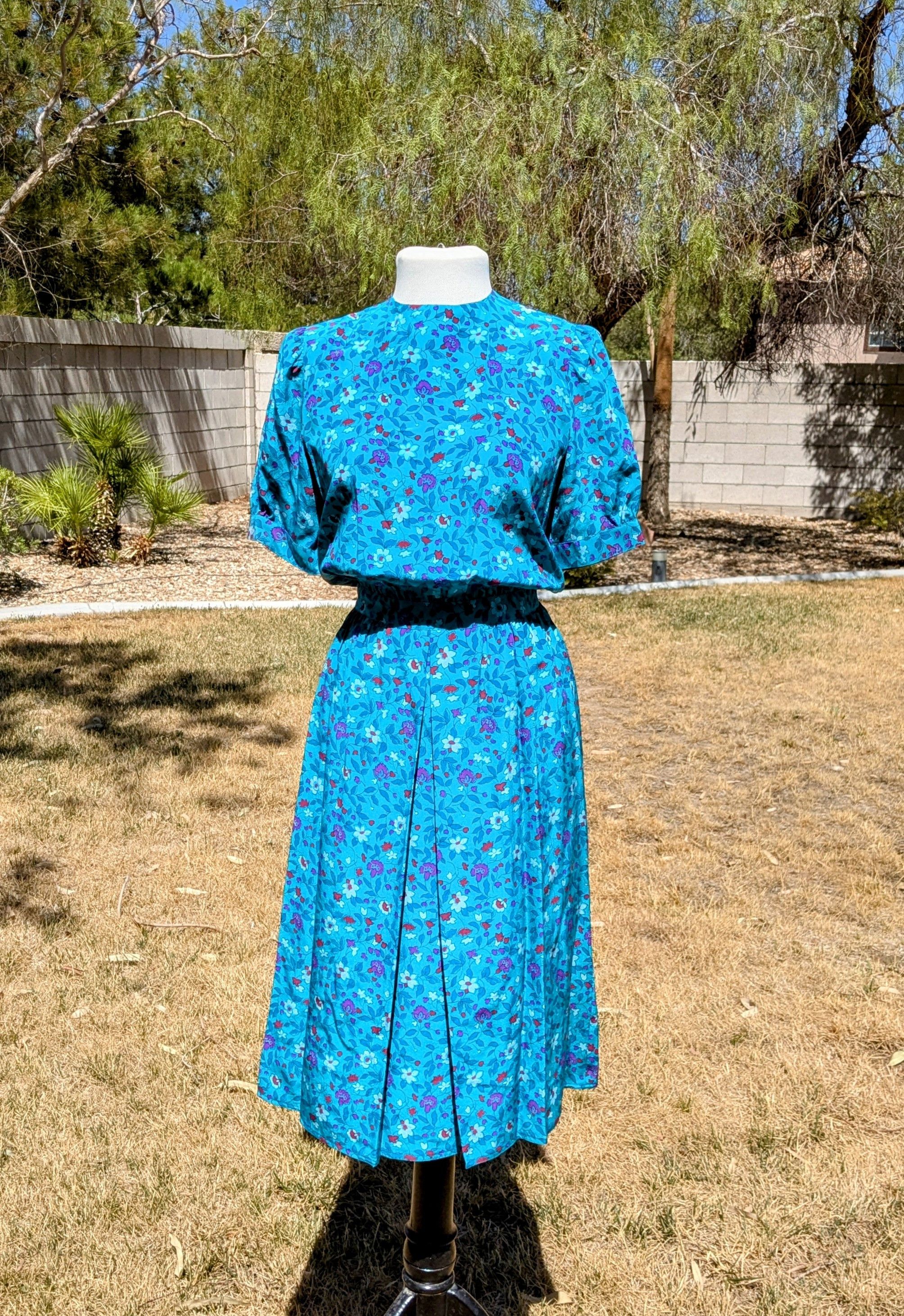Vintage 1980s Silk Studio Floral Turquoise Midi Fit&Flare Dress EUC Size M / US 6-8 / IT 42-44 - 1 Thumbnail