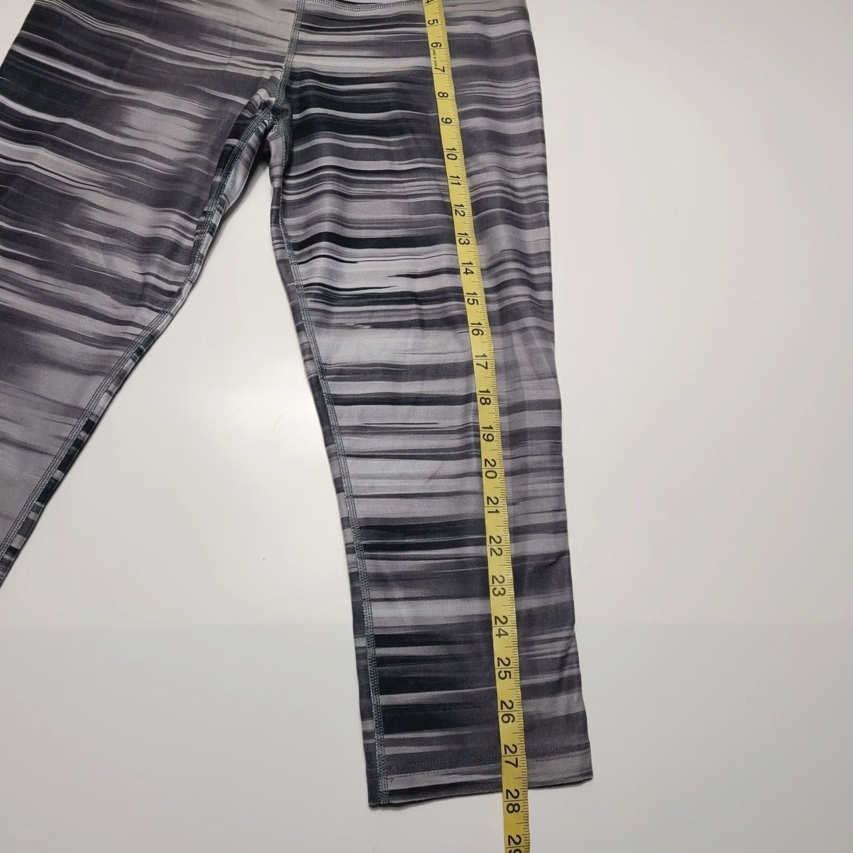 Nike Nike Dri-Fit Legend 2.0 Swift Capri Pant Leggings Women’s S Activewear Grey Size 28" / US 6 / IT 42 - 7 Thumbnail
