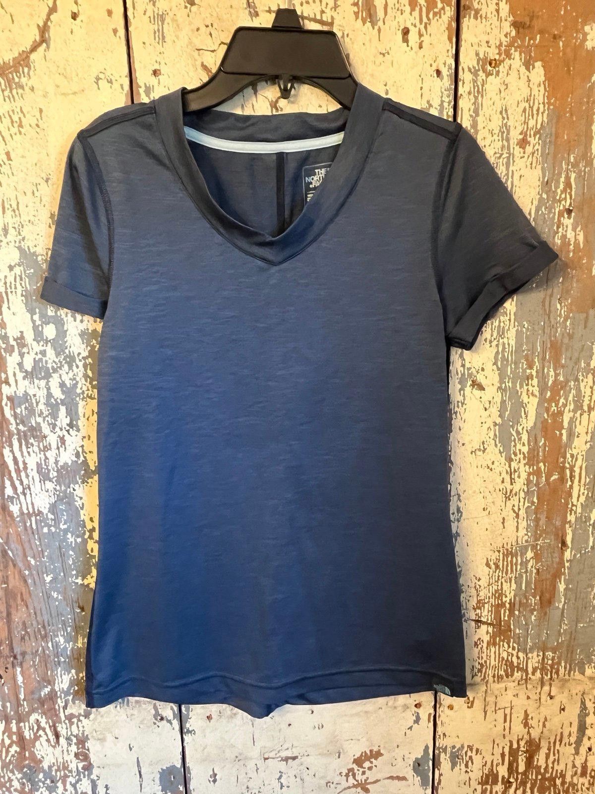 The North Face The North Face v-neck tee Flashdry gray size XS womens Size XS / US 0-2 / IT 36-38 - 7 Thumbnail