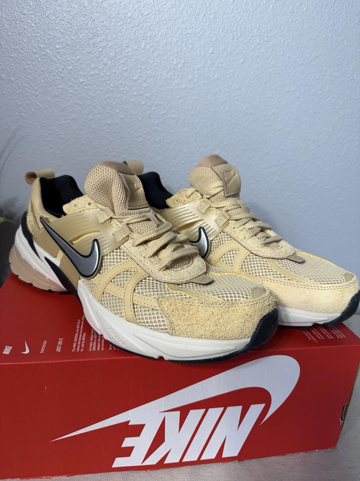 Nike Size Woman 12 , Men 10.5 - Nike V2K Run Sesame W Size US 12 / IT 42 - 1 Thumbnail
