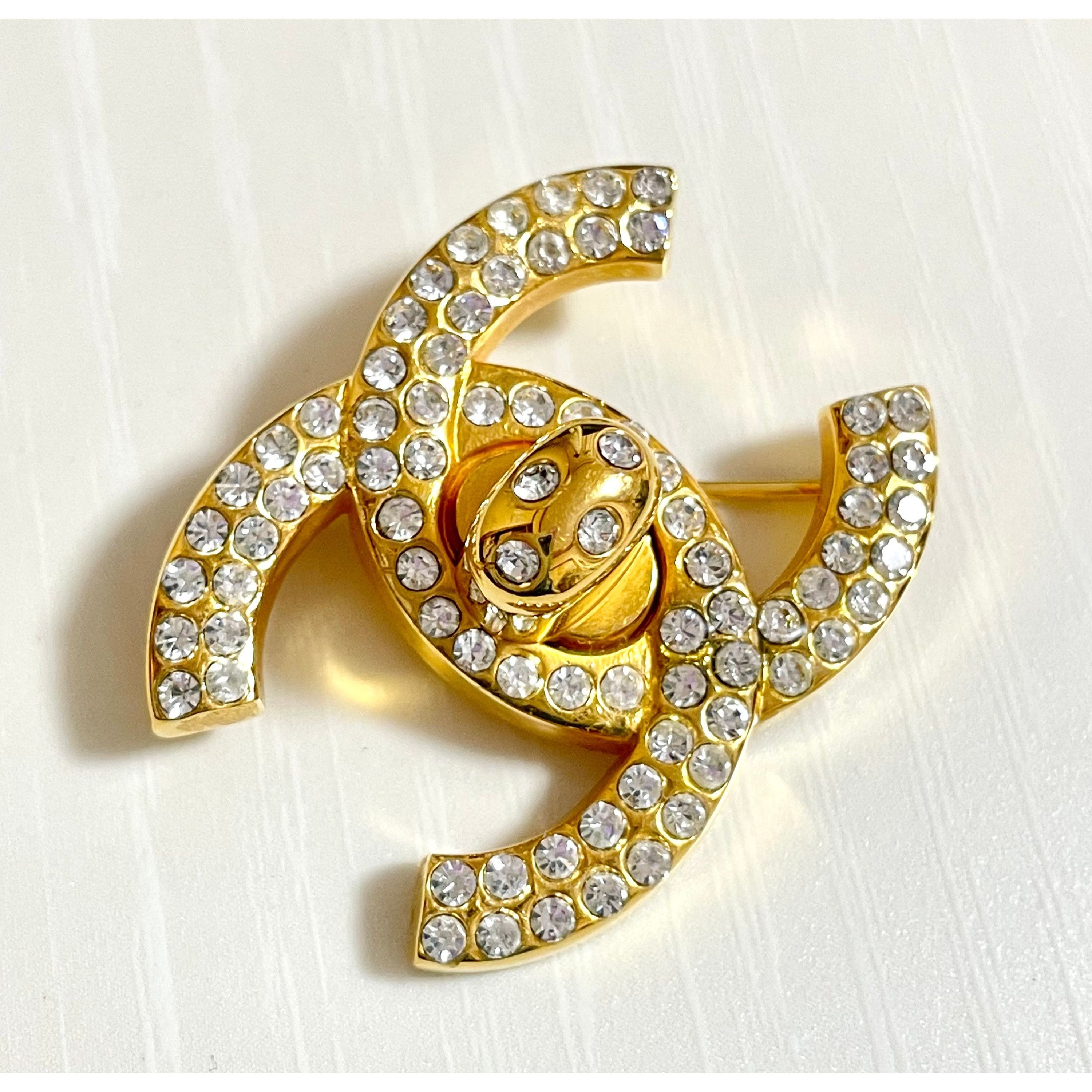Chanel Vintage CHANEL golden turn lock CC pin brooch with crystals. Size ONE SIZE - 8 Thumbnail