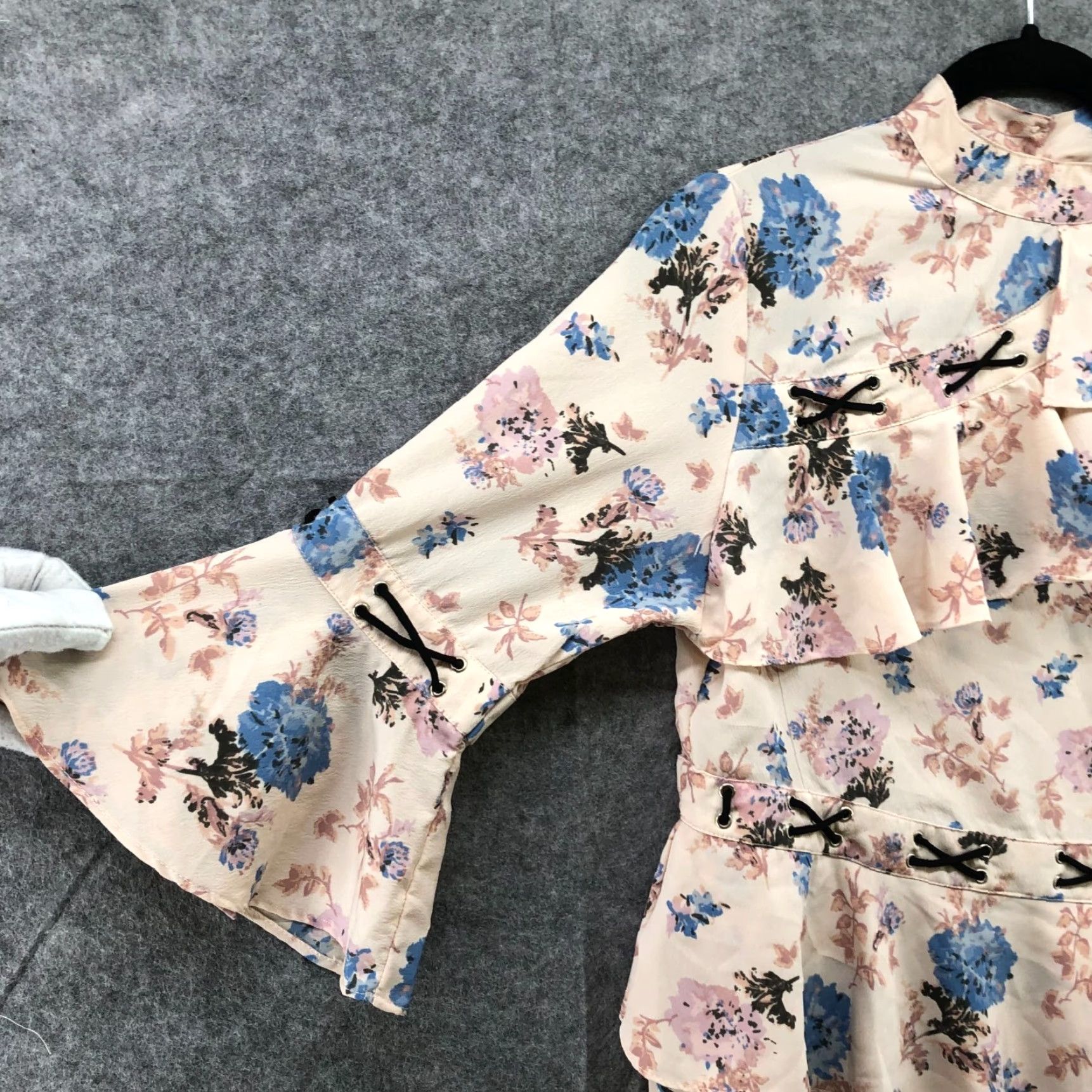 Asos ASOS Blouse Womens 2 Cream Floral 3/4 Bell Sleeve Asymmetric Tiered Ruffle Size XS / US 0-2 / IT 36-38 - 5 Thumbnail