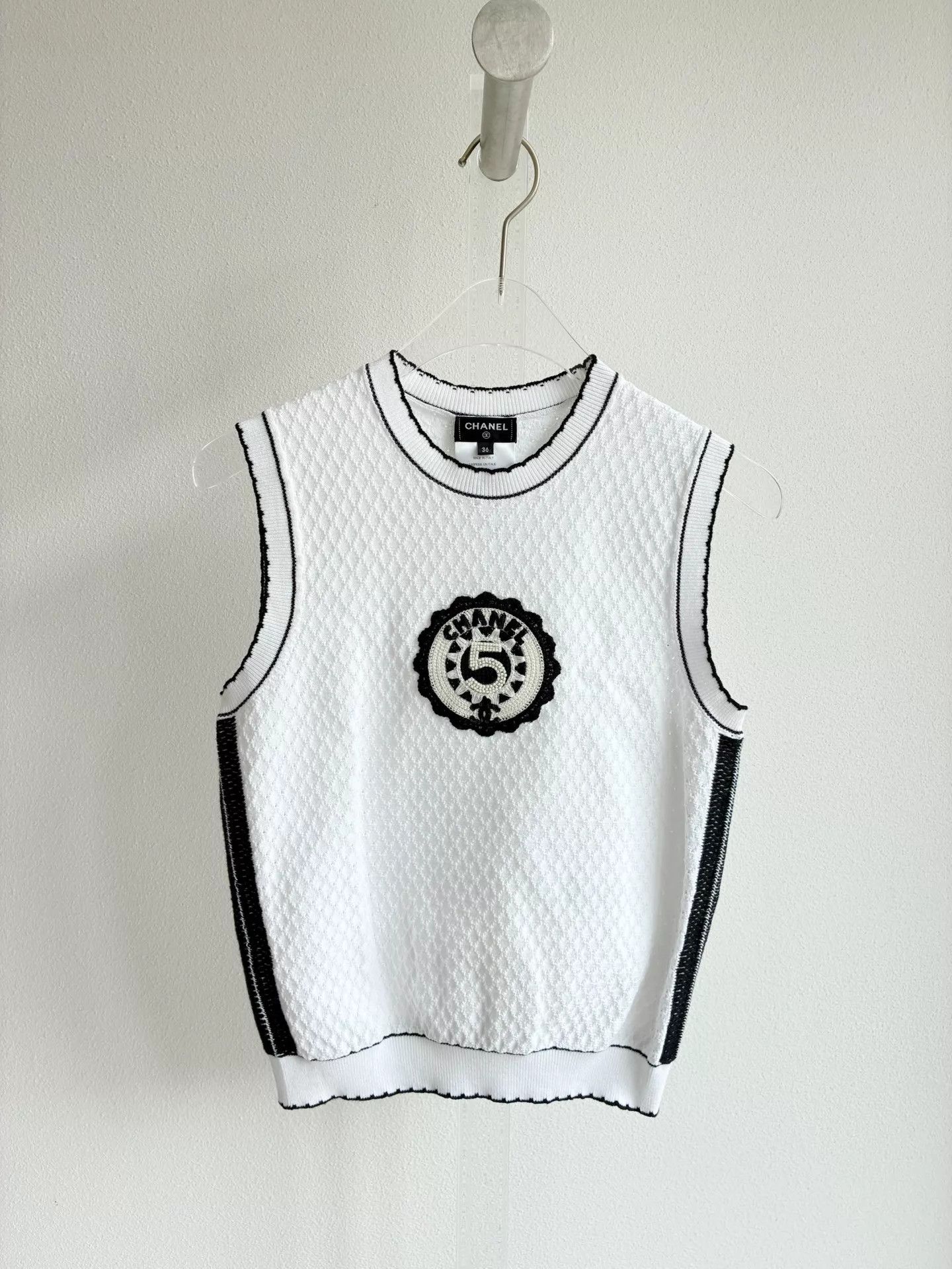 Chanel Chanel 23C No.5 Badge Black/White Colorblock Cami Size XS / US 0-2 / IT 36-38 - 2 Thumbnail