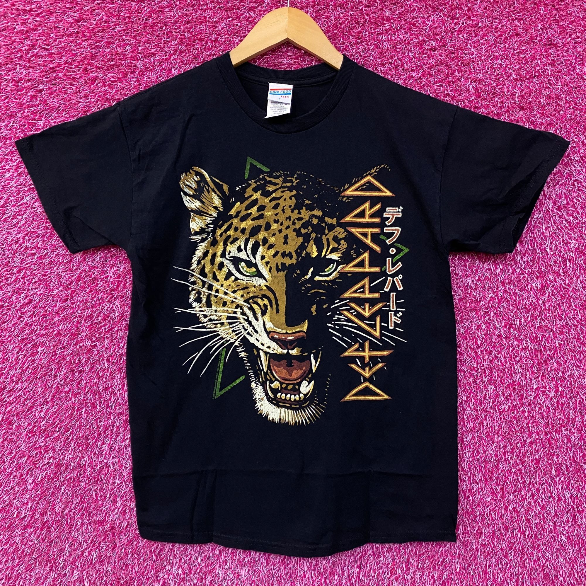 Junk Food Def Leppard Japanese Katakana Graphic Design T-Shirt Small Size US S / EU 44-46 / 1 - 1 Thumbnail