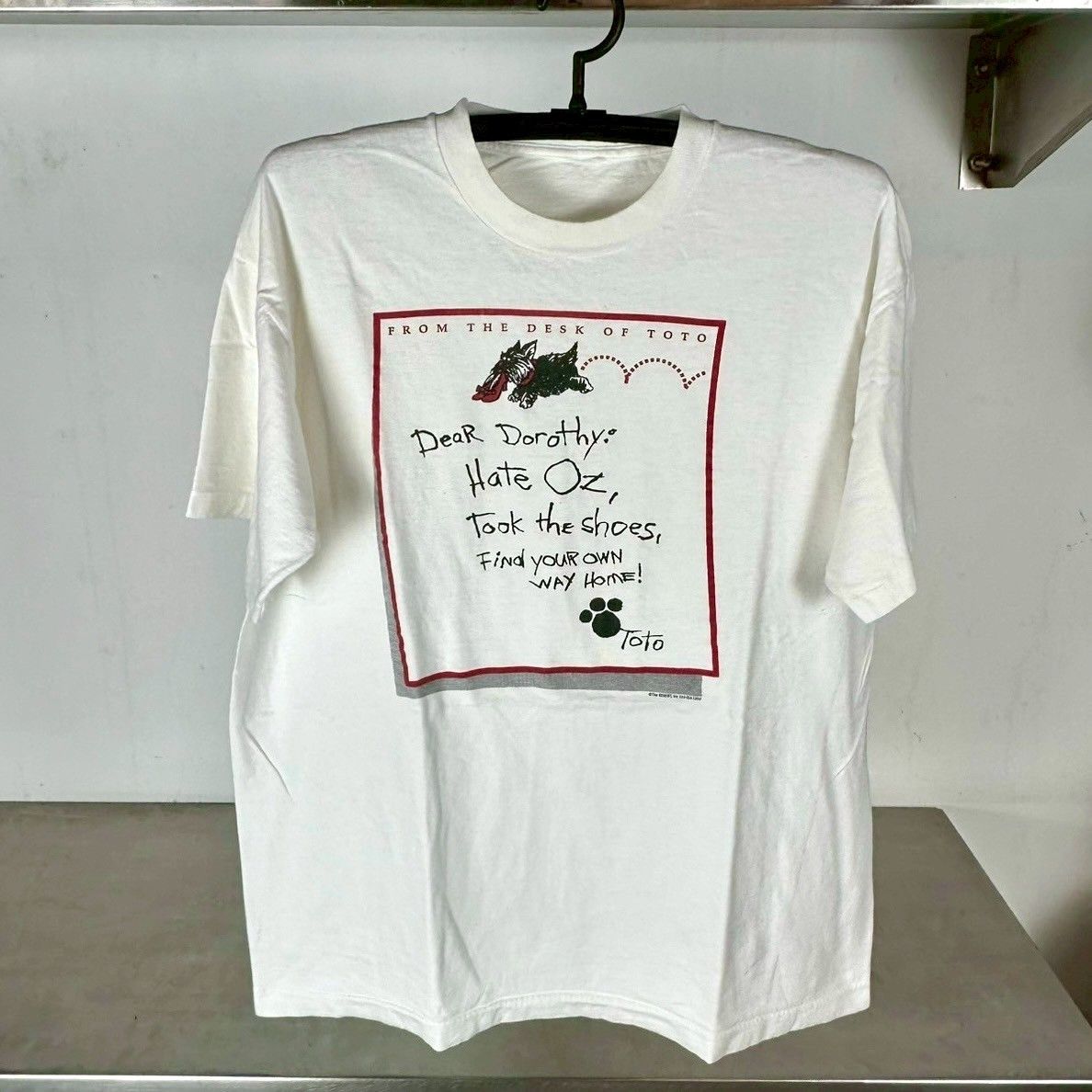 Vintage Vintage 90s Toto Letter Wizard of Oz T-shirt Size US XL / EU 56 / 4 - 1 Thumbnail