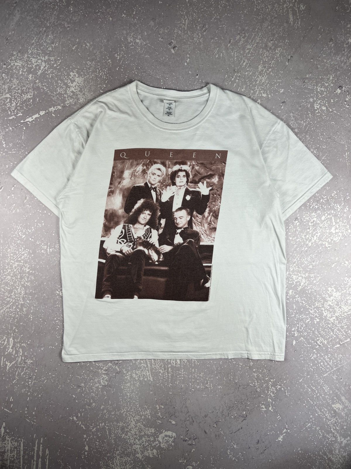 Band Tees Vintage Y2K Queen Band Promo Logo T Shirt Mens XL White Size US XL / EU 56 / 4 - 1 Thumbnail