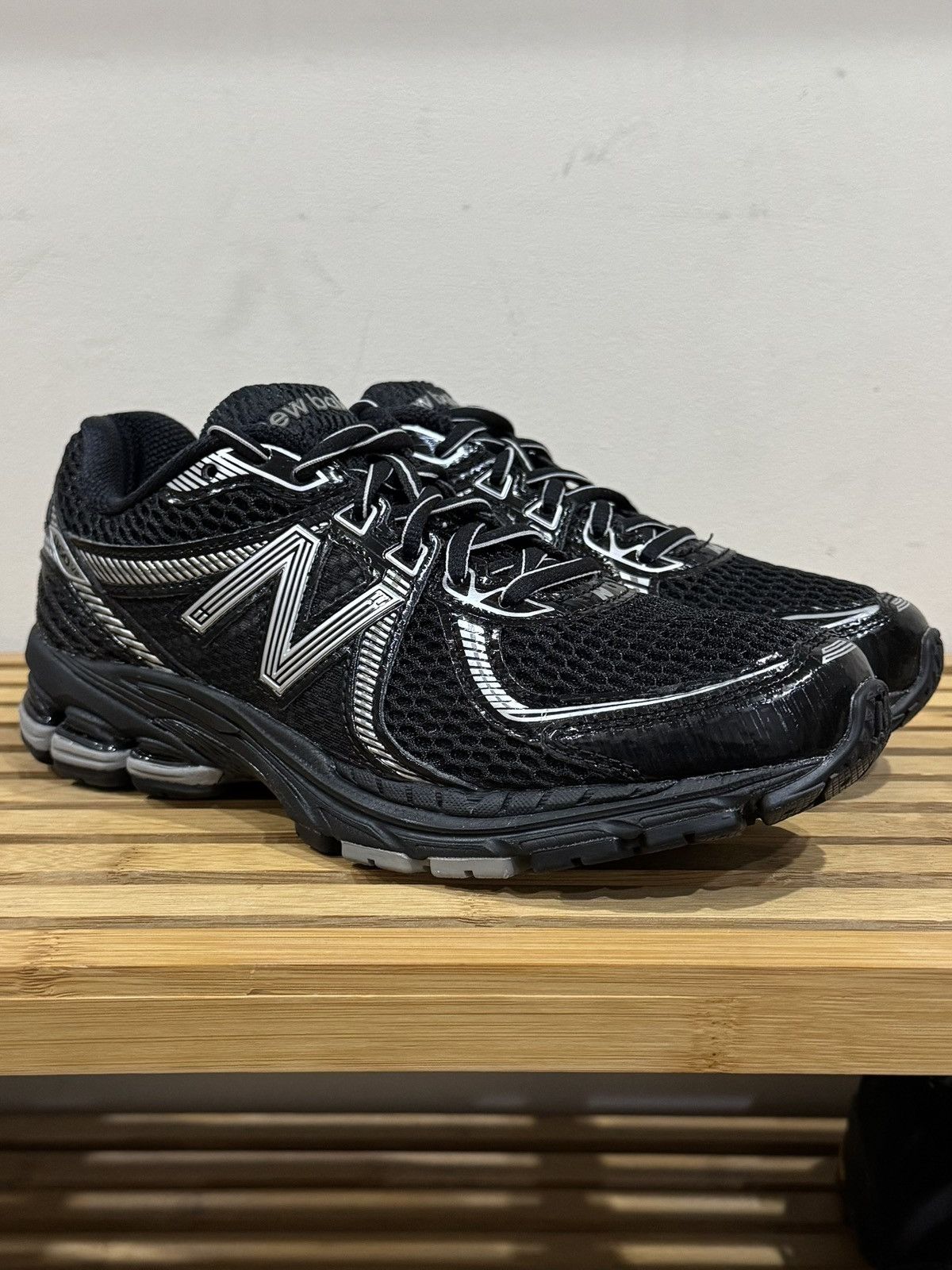 New Balance New Balance 860V2 Black Grey Metallic Mens US 5.5 38 Size US 5.5 / EU 38 - 1 Thumbnail