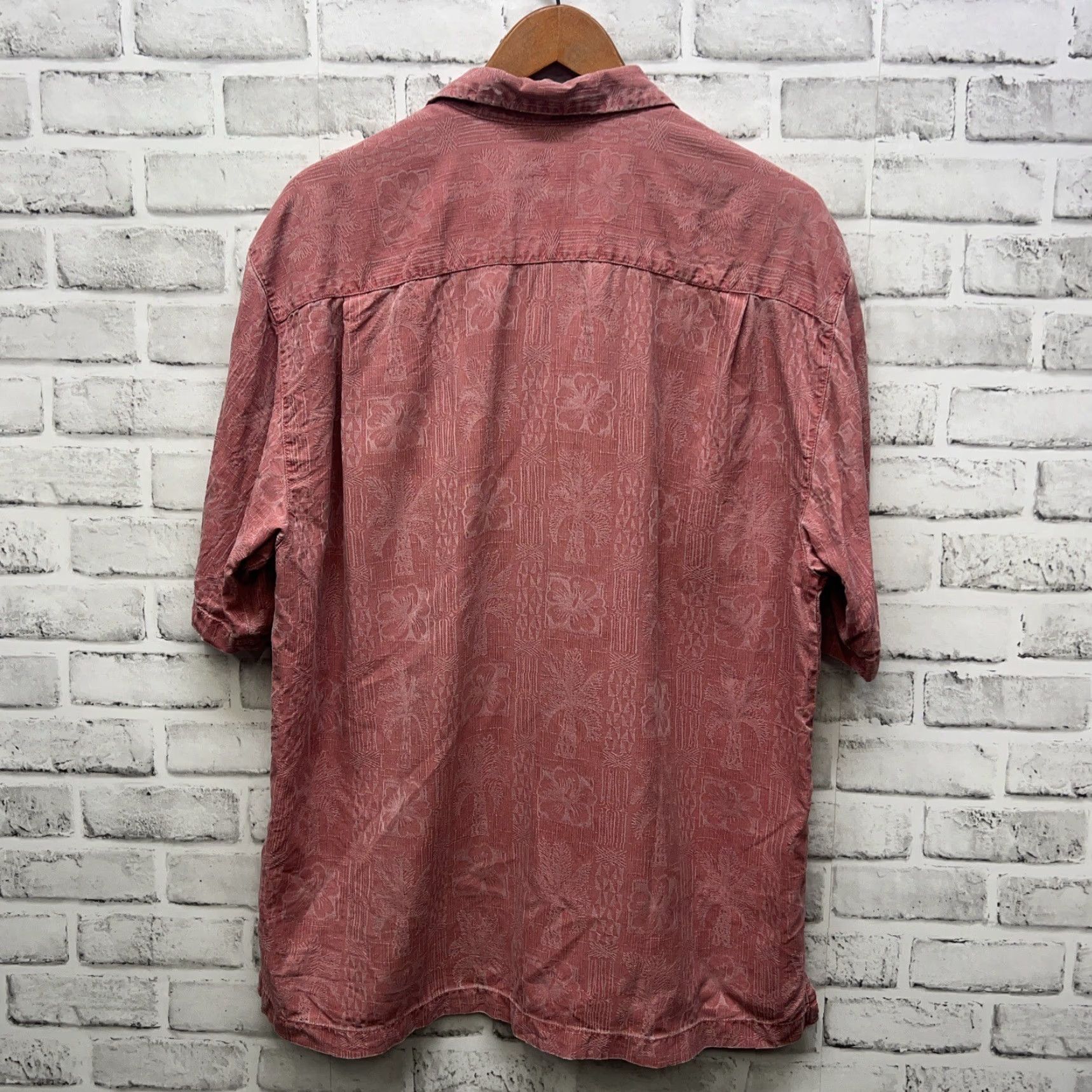 Tommy Bahama VINTAGE Tommy Bahama Shirt Hawaiian Silk Textured Pink Mens L Short Sleeve Button-Up Hawaii Theme (70s/90s not required) Size US L / EU 52-54 / 3 - 5 Thumbnail