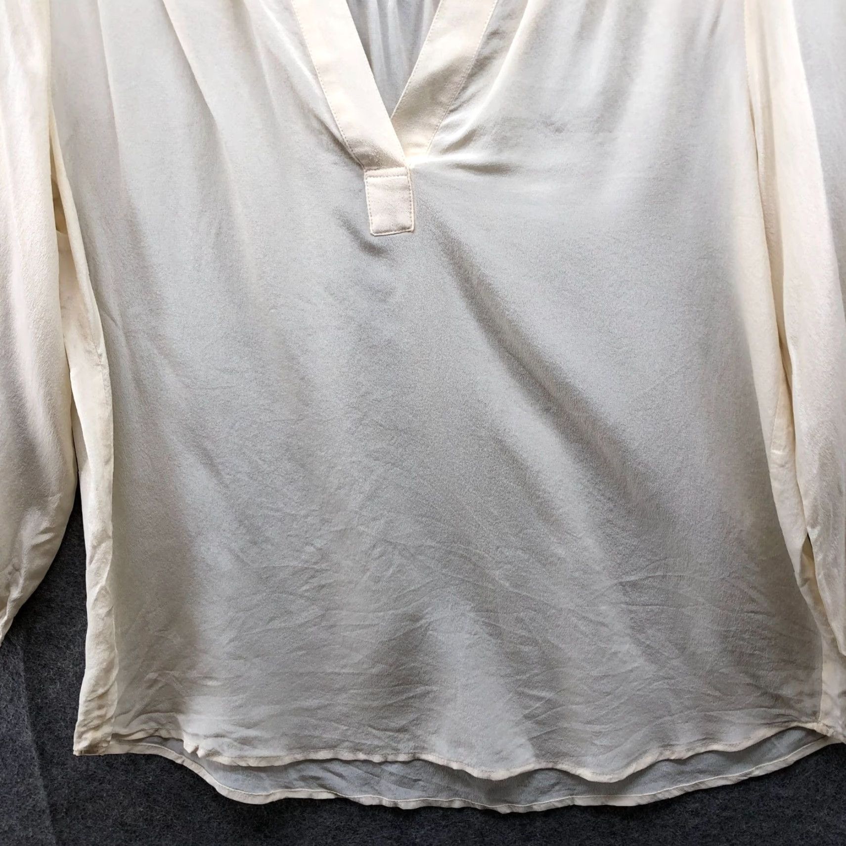 Uniqlo Uniqlo Blouse Women XS Ivory 3/4 Sleeve V-Neck Popover Lightweight Silky Casual Shirt Womens XS Size XS / US 0-2 / IT 36-38 - 4 Thumbnail