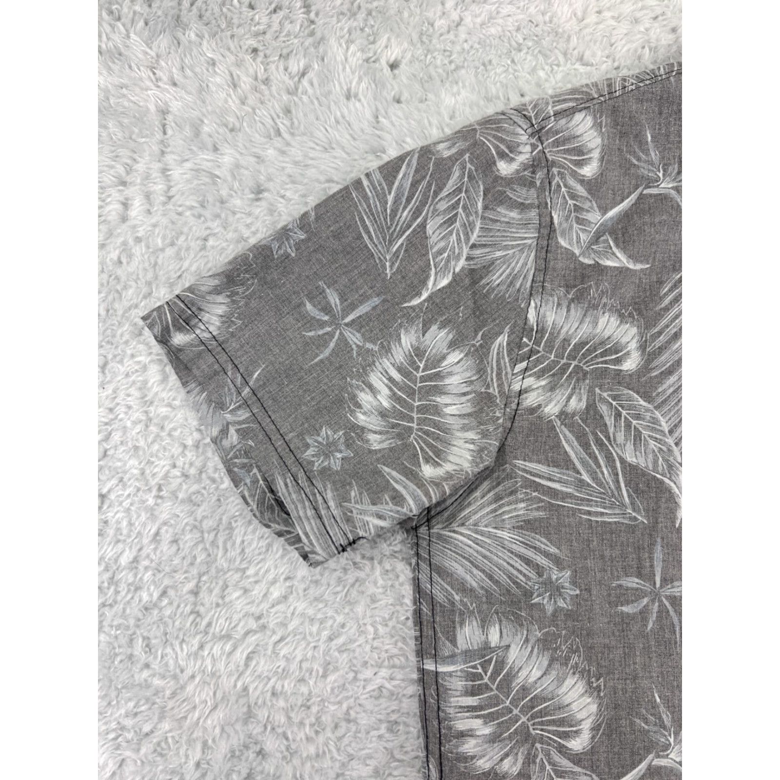 Vintage DC Shoes Button-Down Shirt - Men's Small Gray Palm Leaf Cotton Knit Pocket, Floral Print, Short Sleeve, Casual Wear Size US S / EU 44-46 / 1 - 6 Thumbnail