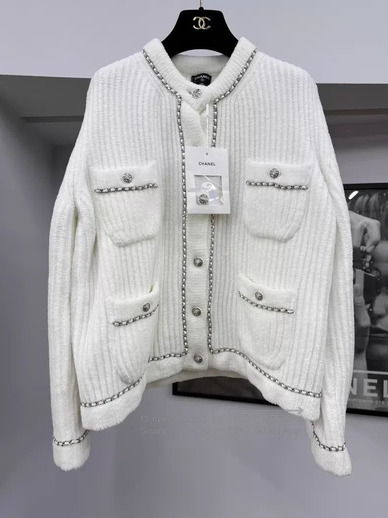 Chanel Chanel White four-pocket leather chain corduroy jacket Size XS / US 0-2 / IT 36-38 - 1 Thumbnail