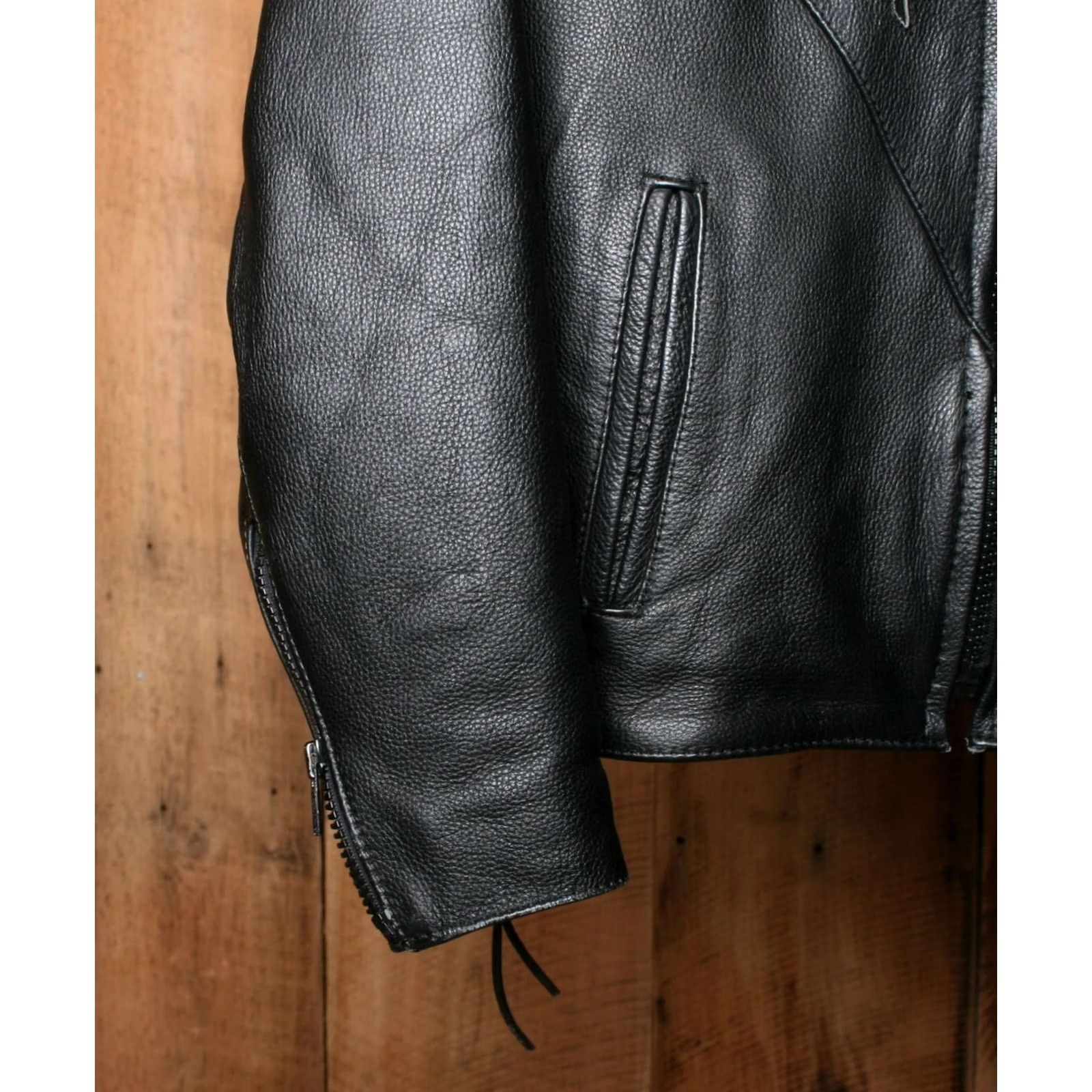 Vintage AMERICAN TOP Black Leather Motorcycle Jacket Women's 2XS w/Floral Inlays Leather Jacket Motorcycle Womens 2XS Black Floral Inlays 90s? Size XXS / US 00 / IT 34 - 4 Thumbnail