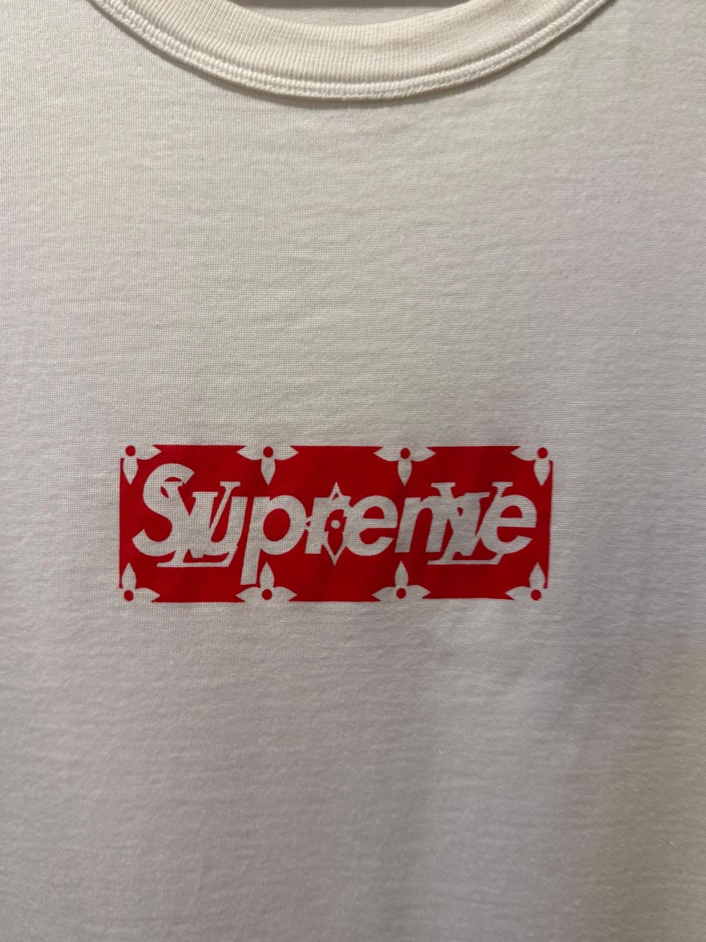 Louis Vuitton Louis Vuitton x Supreme Box Logo T‑shirt Ｑ20 Size US L / EU 52-54 / 3 - 4 Thumbnail