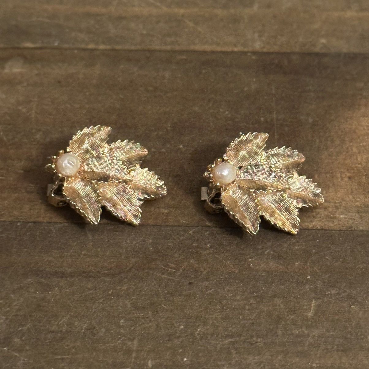 Vintage Vintage textured golden leaves clip on earrings with pearl Size ONE SIZE - 5 Thumbnail