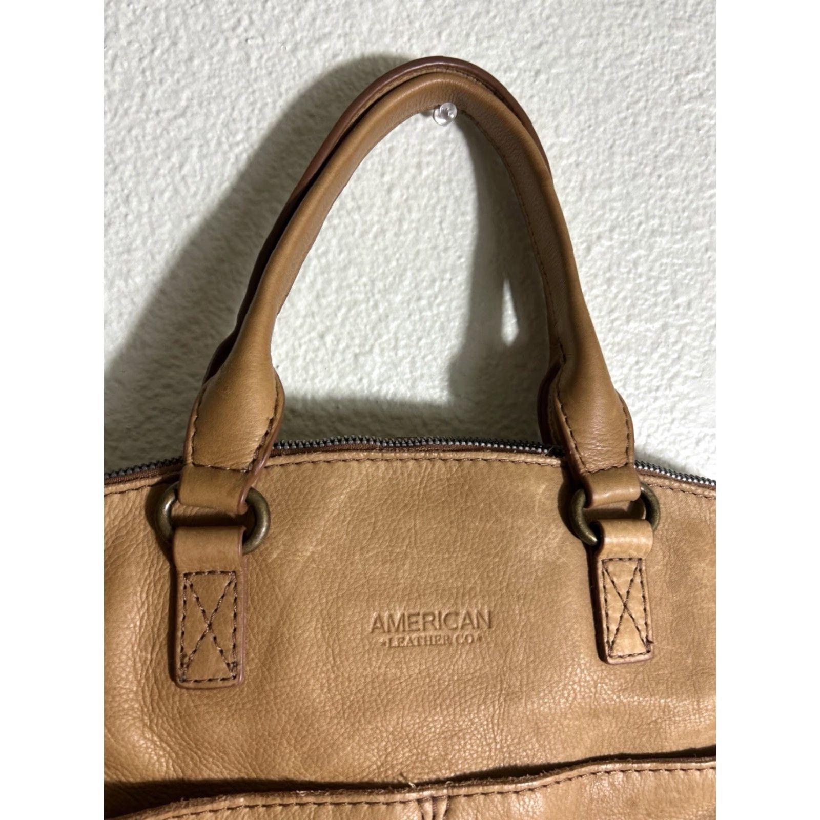 Vintage VINTAGE American Leather Co Crossbody Handbag Tan 11x10x5.5 Women Accessories Gr ay Leather Stains Size ONE SIZE - 2 Thumbnail
