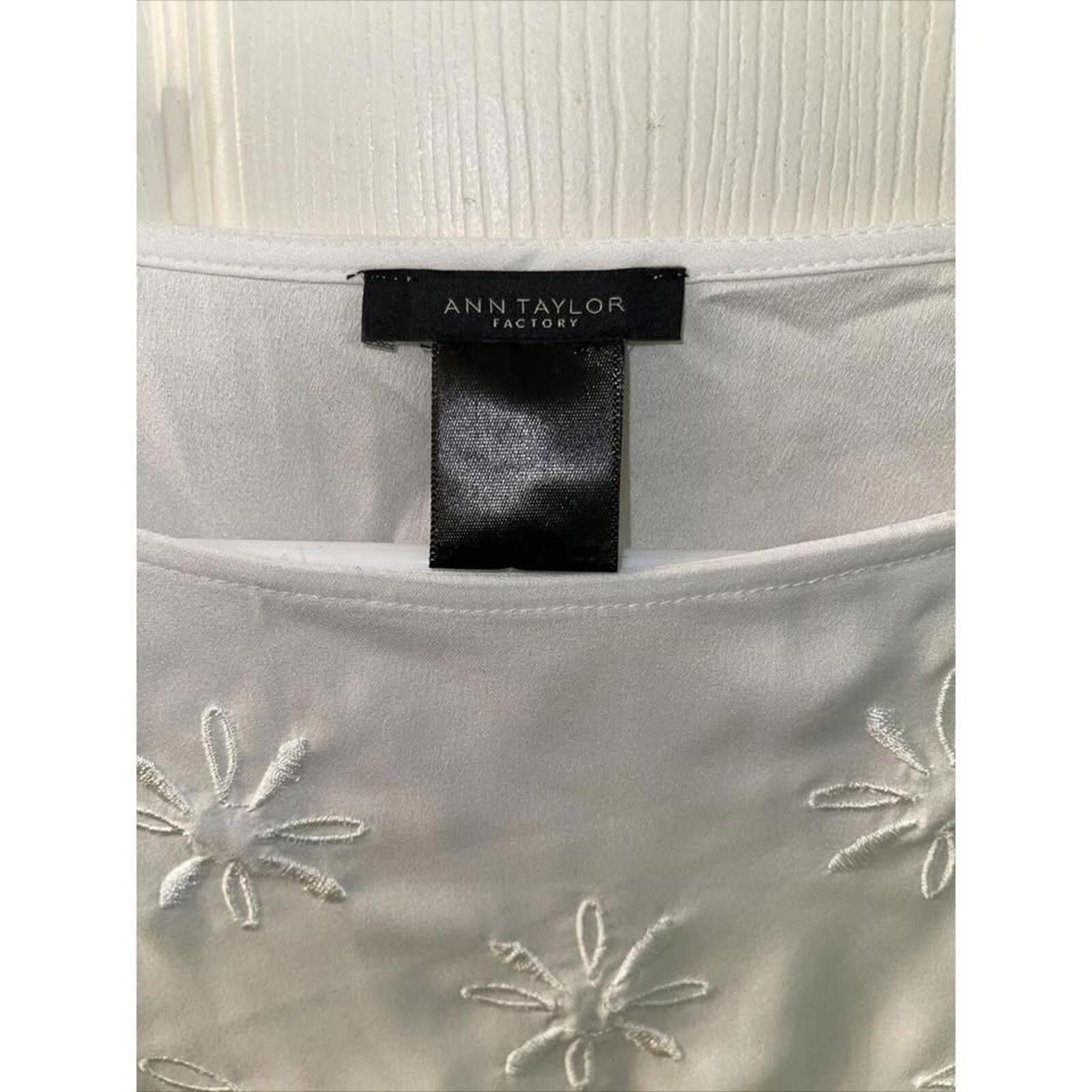 Ann Taylor Stylish Ann Taylor Factory Embroidered White Top Size S / US 4 / IT 40 - 4 Thumbnail