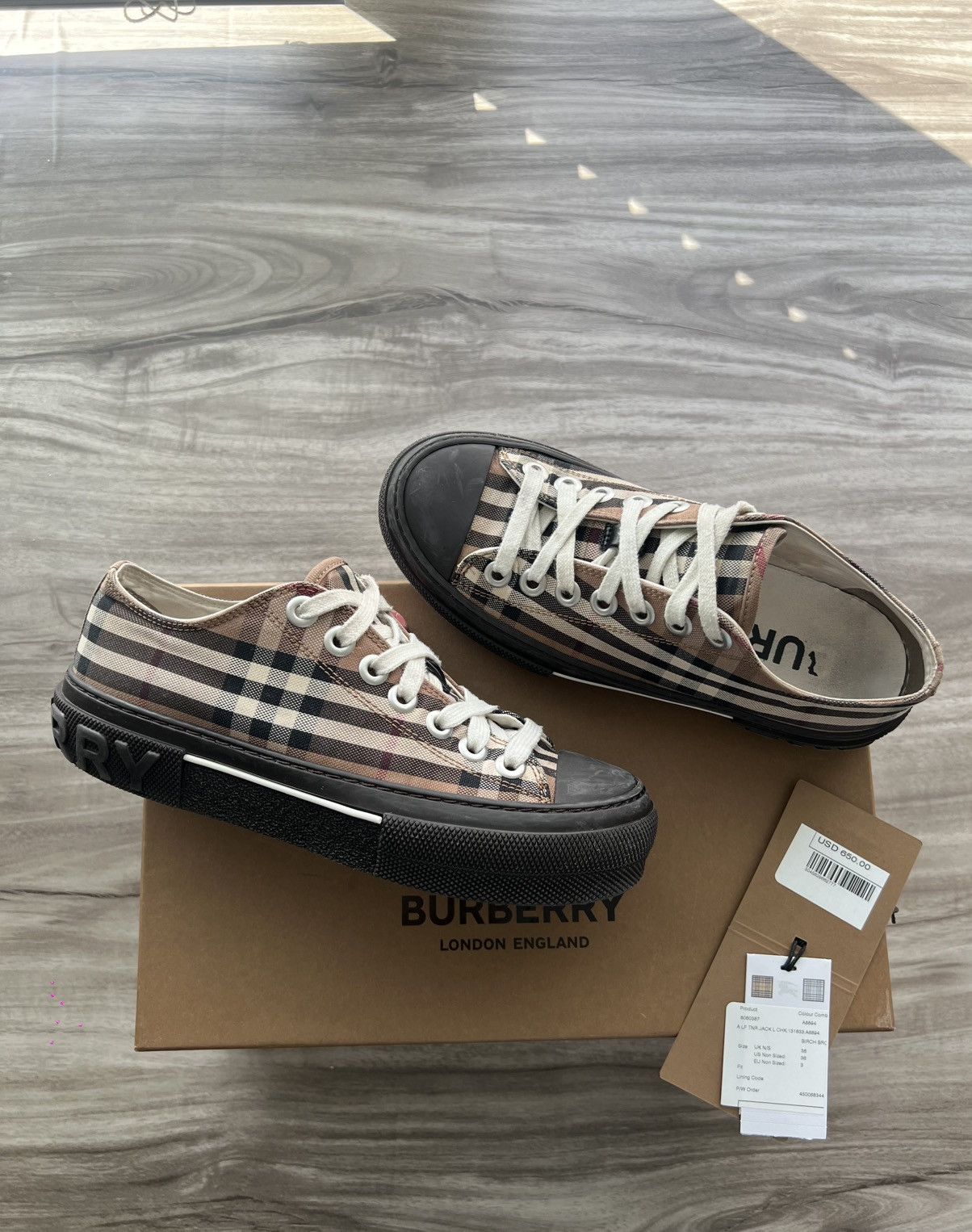 Burberry $650 Burberry Check Low Canvas Sneaker Size 6 Womens (EU 36) Size US 6 / IT 36 - 1 Thumbnail