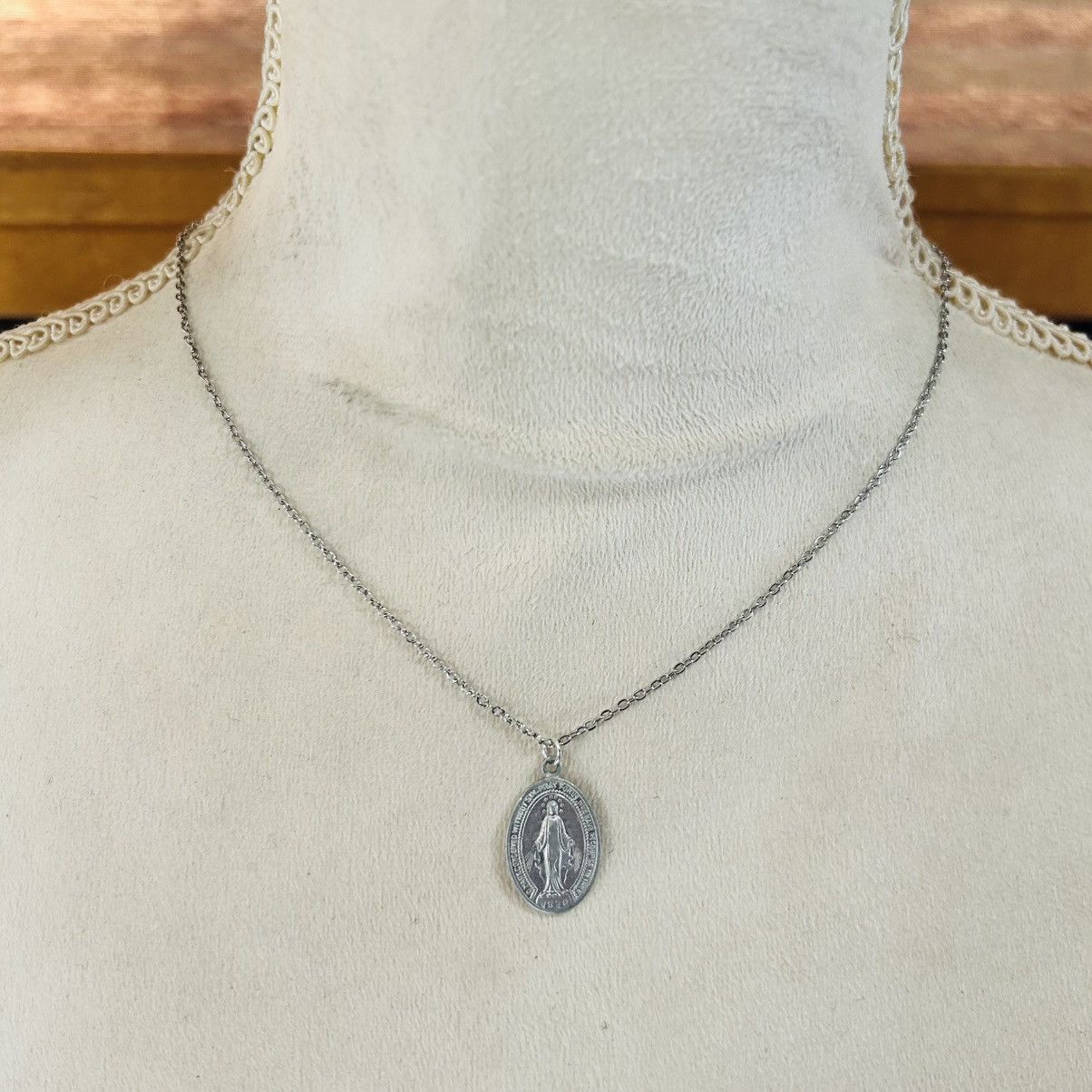 Vintage Vintage Saint Mary Miraculous pendant on chain necklace Size ONE SIZE - 2 Thumbnail
