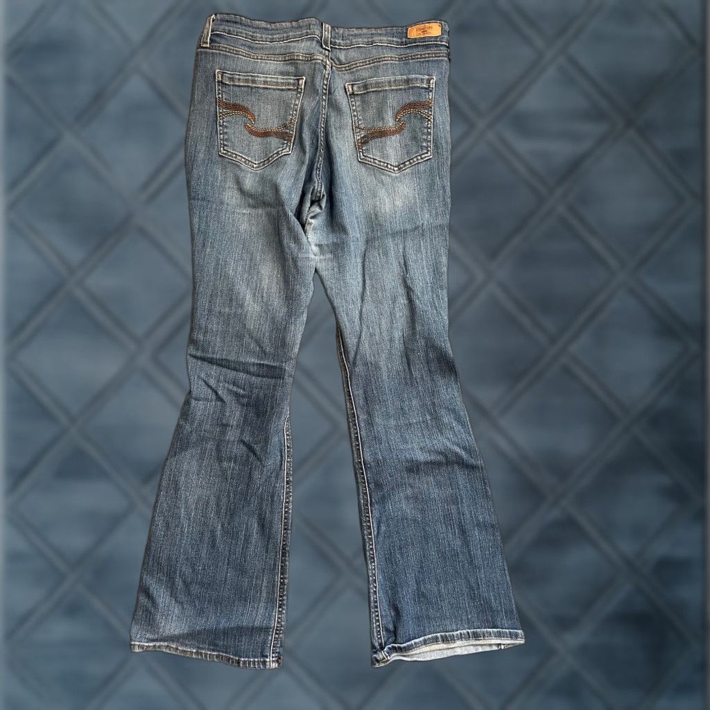 Vintage Levi’s Signature Women’s Jeans - bootcut, Medium wash, 12, 31 in, 29 in inseam, Blue, Regular, 2010s? (no decade allowed?) Size 34" / US 12 / IT 48 - 1 Thumbnail