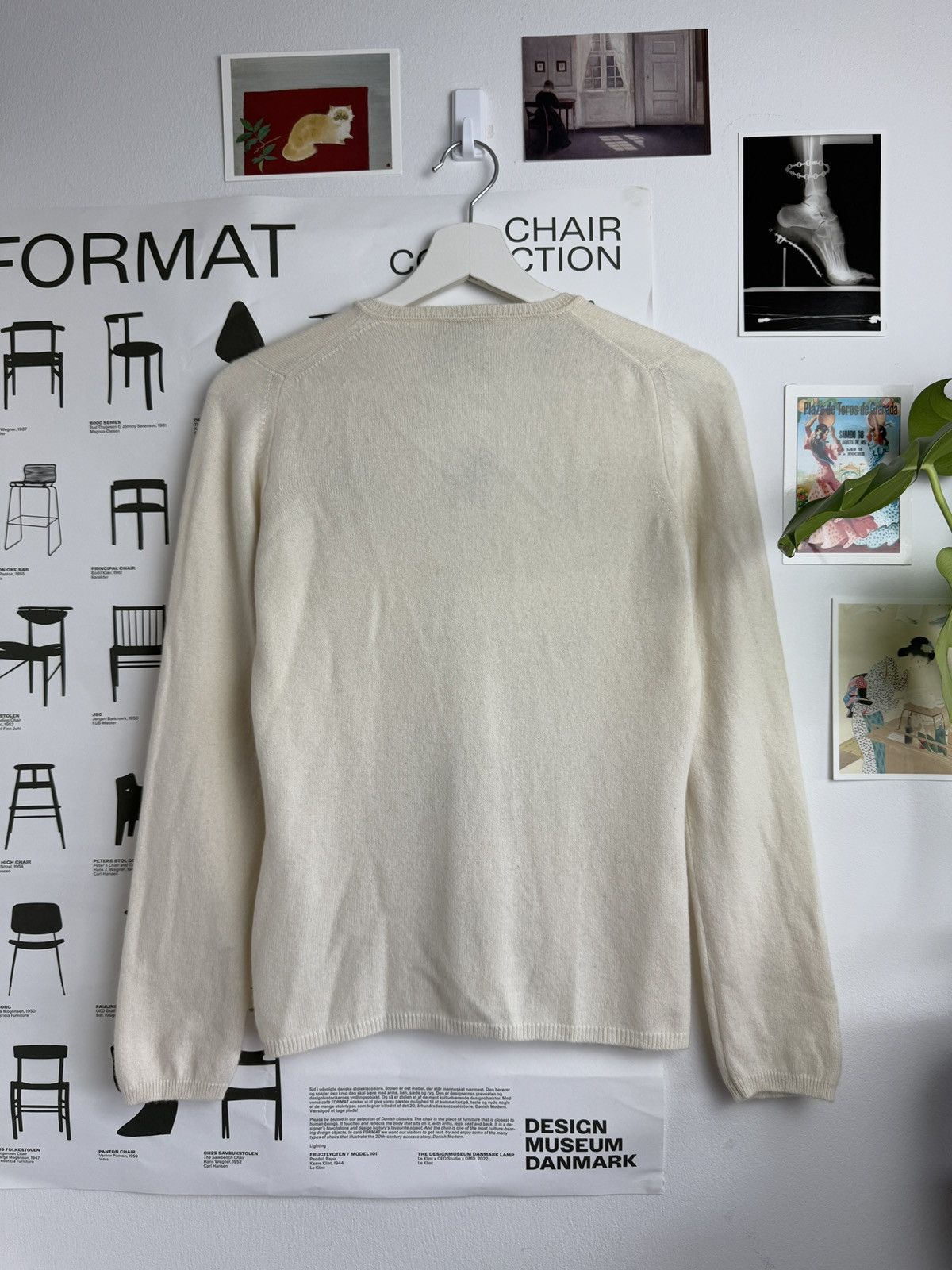Designer × Prada Prada cashmere V-neck sweater 40 fit S old money designer Size S / US 4 / IT 40 - 2 Thumbnail