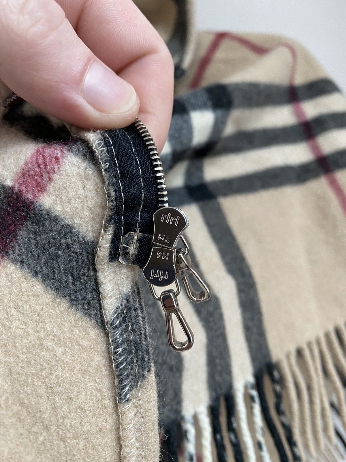 Burberry × Vintage Burberry Vintage Women's Poncho with a hood Size ONE SIZE - 3 Thumbnail