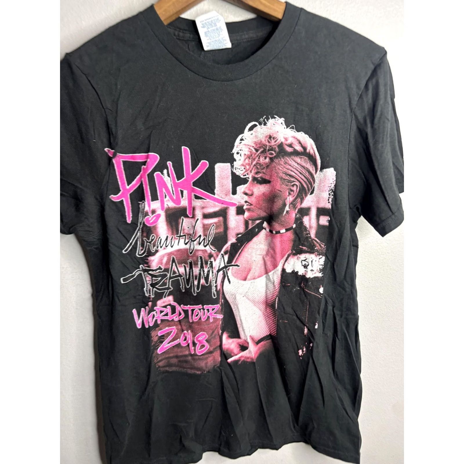 Vintage Pink Beautiful Trauma World Tour Shirt Mens S Black 2018 Concert Graphic Tee Size US S / EU 44-46 / 1 - 2 Thumbnail