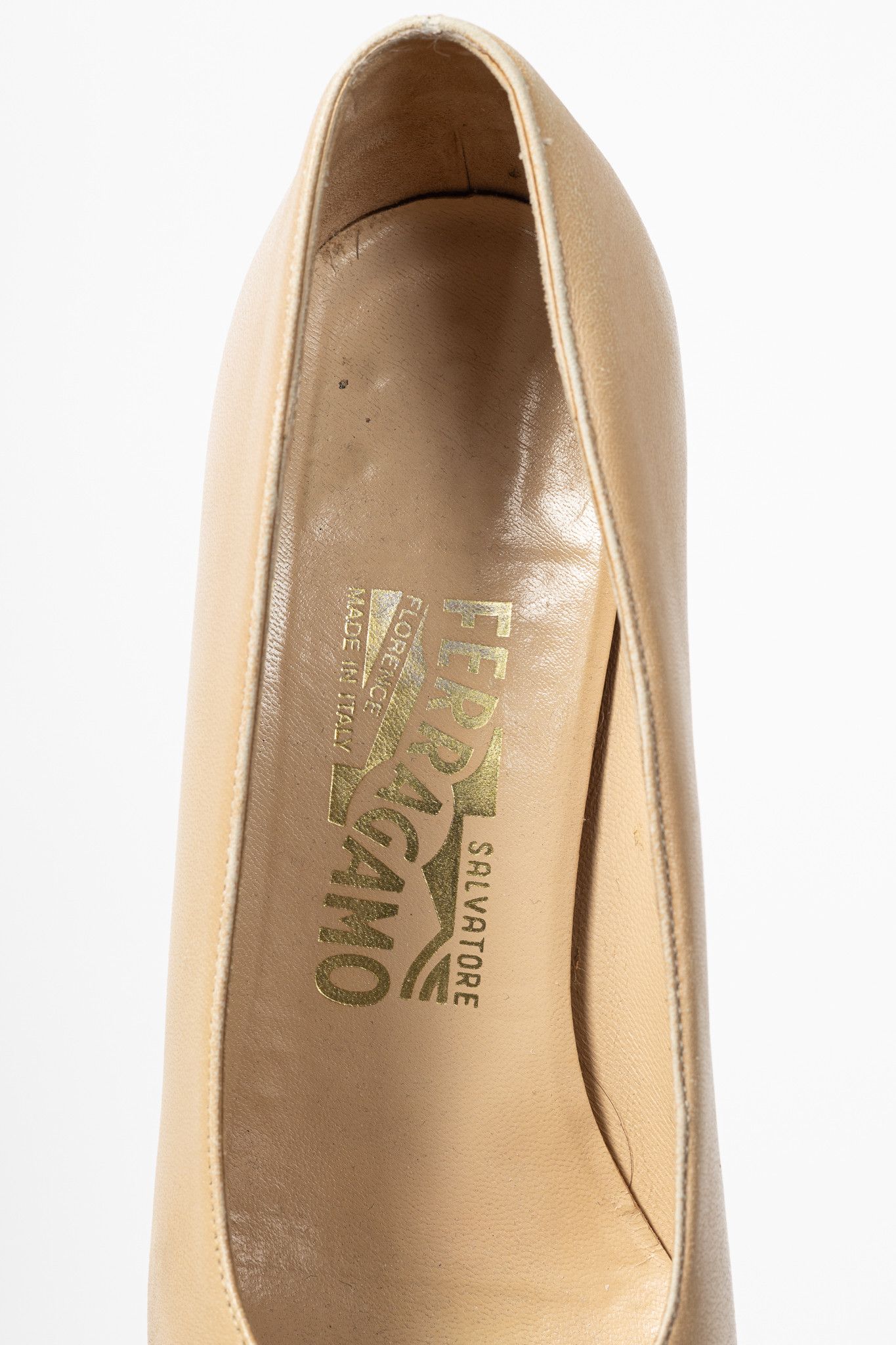 Salvatore Ferragamo Salvatore Ferragamo Beige Leather Bow Cap-Toe Pumps Size US 7 / IT 37 - 10 Thumbnail