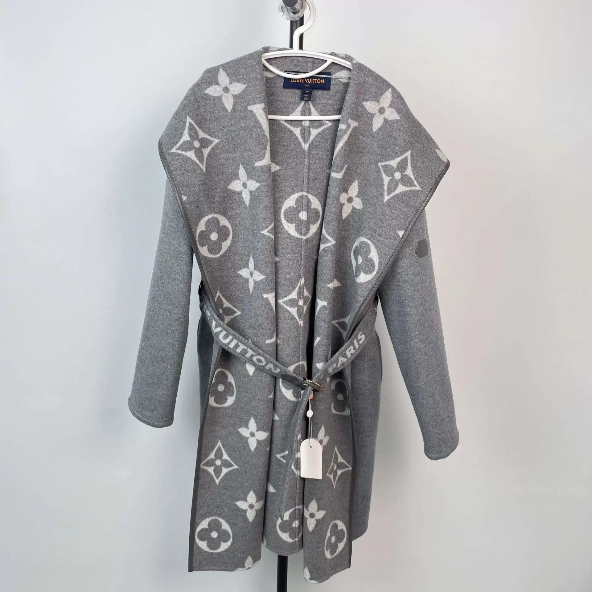 Louis Vuitton Louis Vuitton wool and silk dressing gown coat EU 38 gray Size S / US 4 / IT 40 - 1 Thumbnail