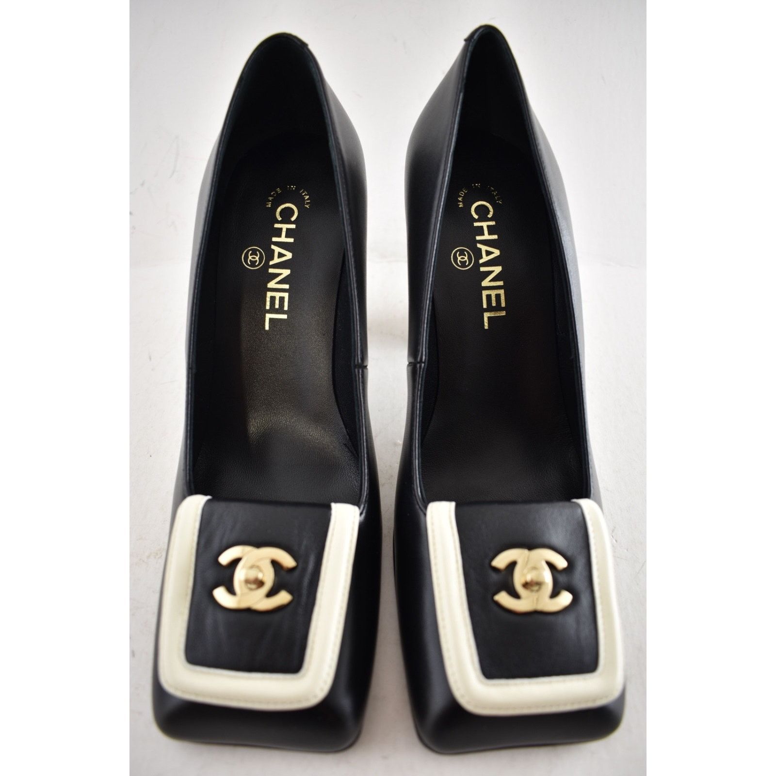 Chanel Chanel 26S Blazy White Square Turnlock Block Heel Pump 38.5 Size US 8.5 / IT 38.5 - 12 Thumbnail
