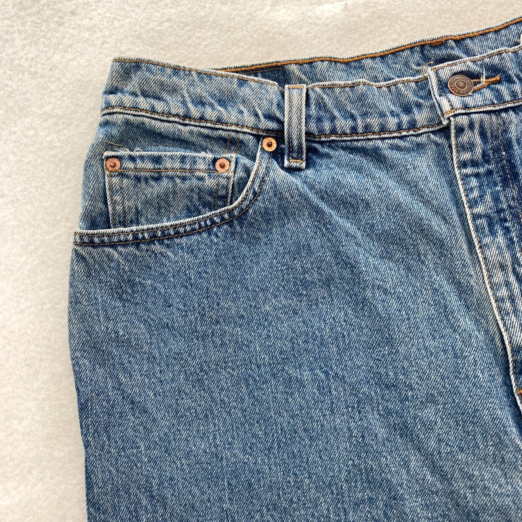 Levi's Vintage Levi's 550 Jeans Women's 18W Relaxed Tapered Blue Denim 1998 USA 5-Pocket 30in Inseam Jeans Womens Boys Girls Mens Size 40" / US 18 - 3 Thumbnail