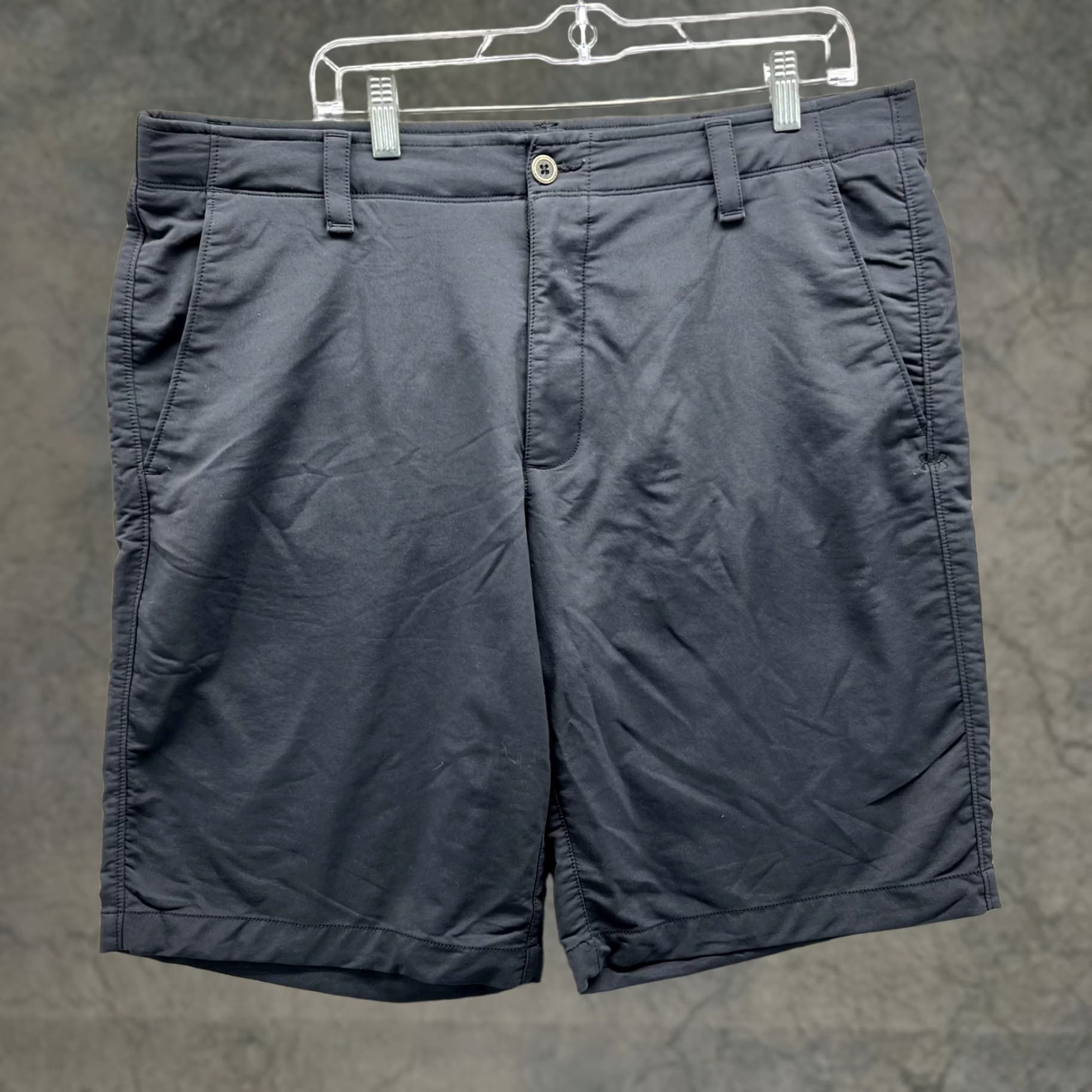 Under Armour Under Armour Shorts Mens 40 Black Golf Chino HeatGear Loose 10 Inseam Casual Size US 40 / EU 56 - 1 Thumbnail