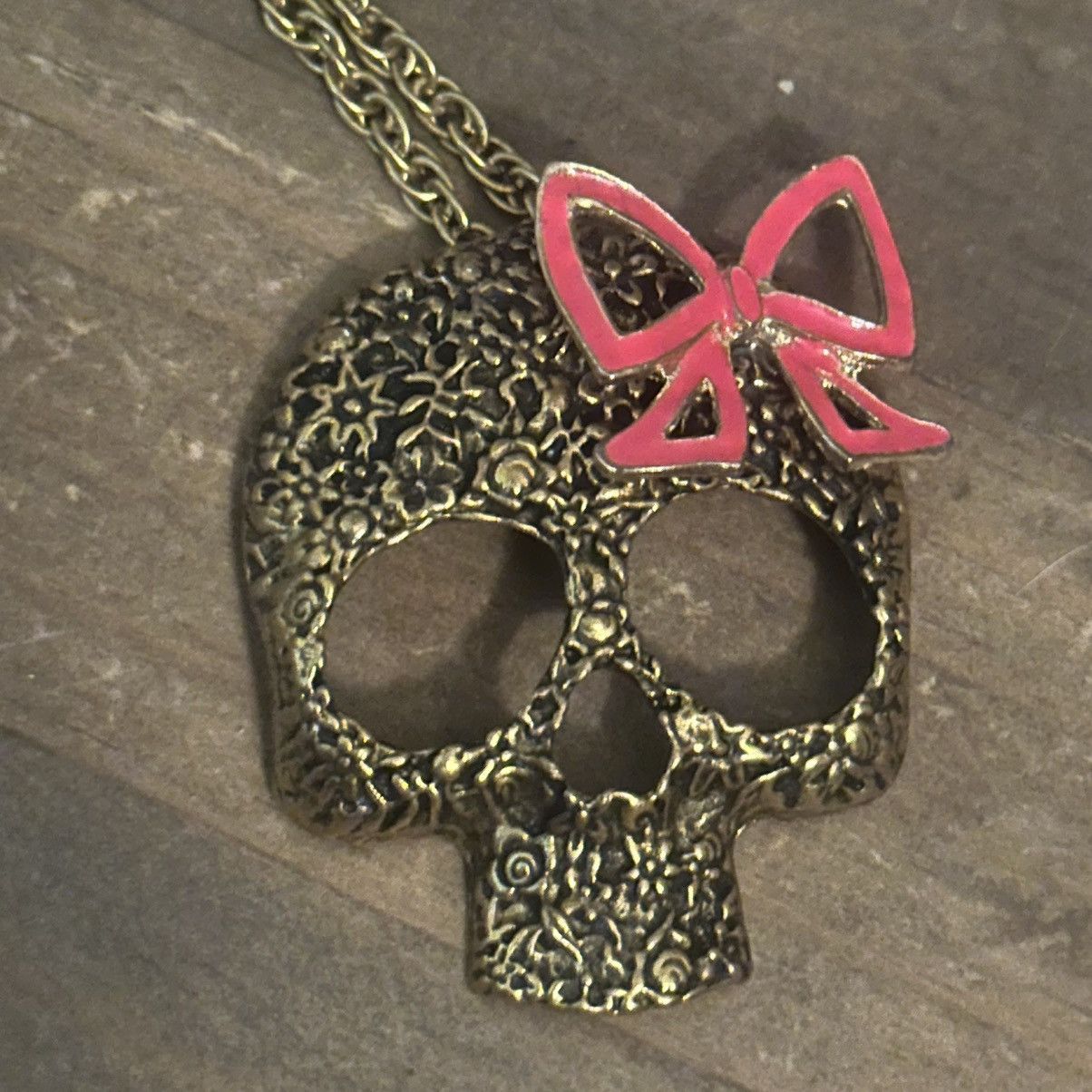 Other Long gold tone skull with pink bow pendant necklace Size ONE SIZE - 4 Thumbnail