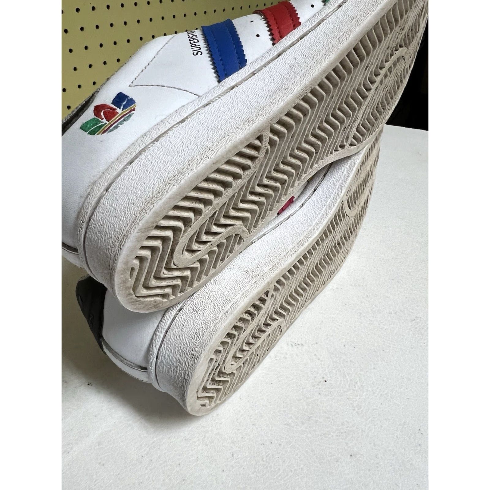 Adidas ADIDAS SUPERSTAR J White Multicolor Stripes Men's 6.5 Basketball Shoe Sneaker Cap Toe Logo Striped Adidas Shoe 6.5 Mens FW5236 Low Top Leather Rubber Size ONE SIZE - 7 Thumbnail