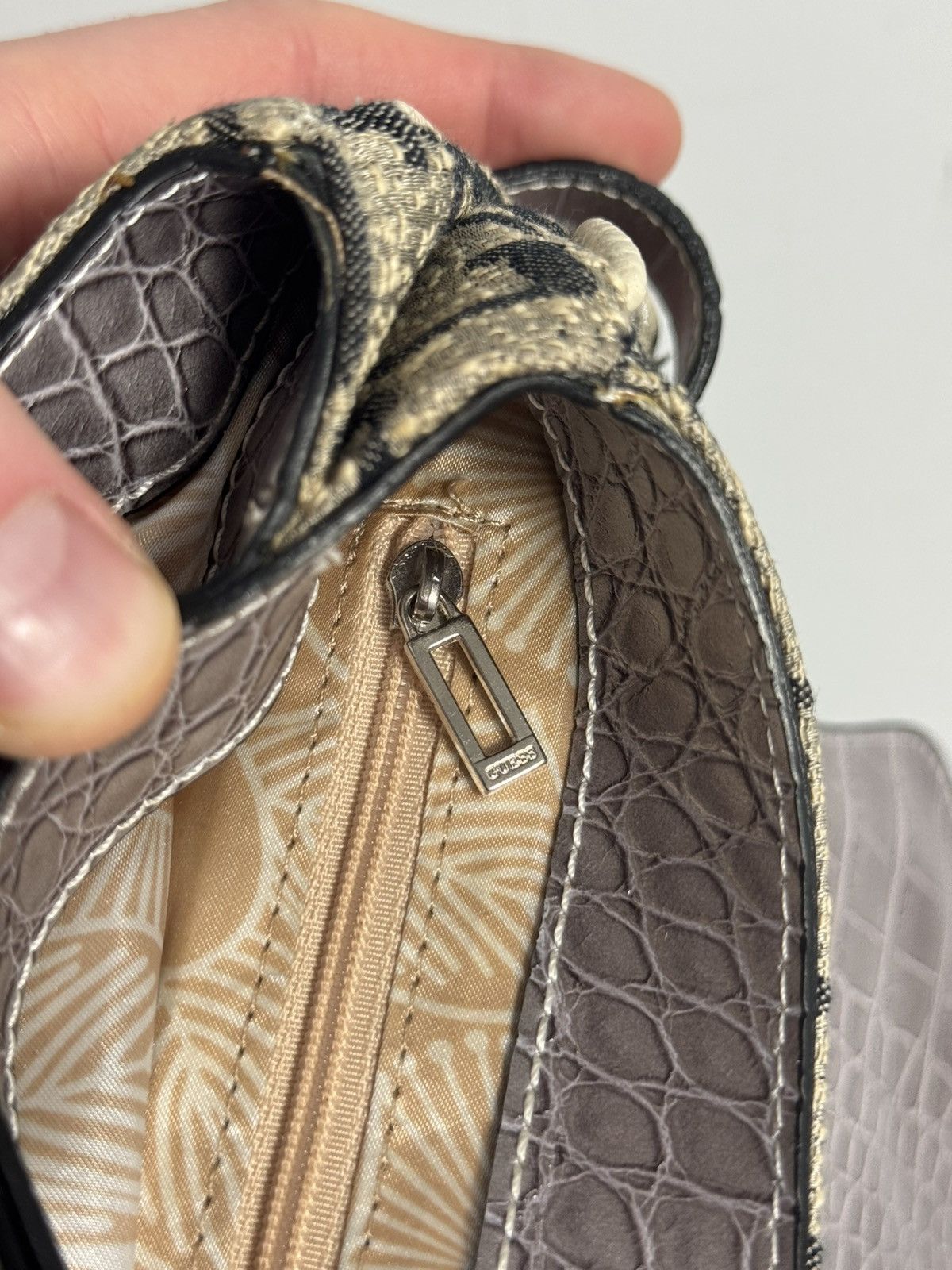 Guess Vintage Guess Y2K 2000s Beige Monogram Cross Body Bag Size ONE SIZE - 10 Thumbnail