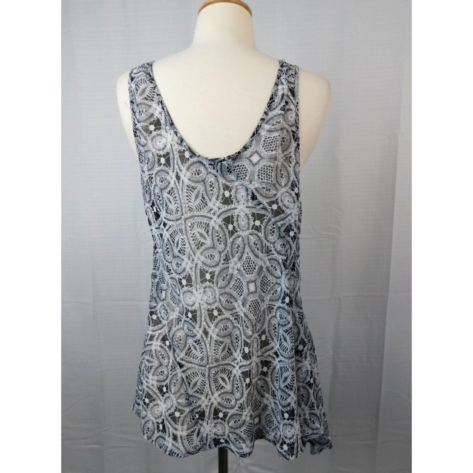 Express Express Flower Applique Lace-Print Sleeveless Top Black Medium Blouse Women's Express Shirt Lace Embellished 90s Style Flower (M) Black Size M / US 6-8 / IT 42-44 - 4 Thumbnail