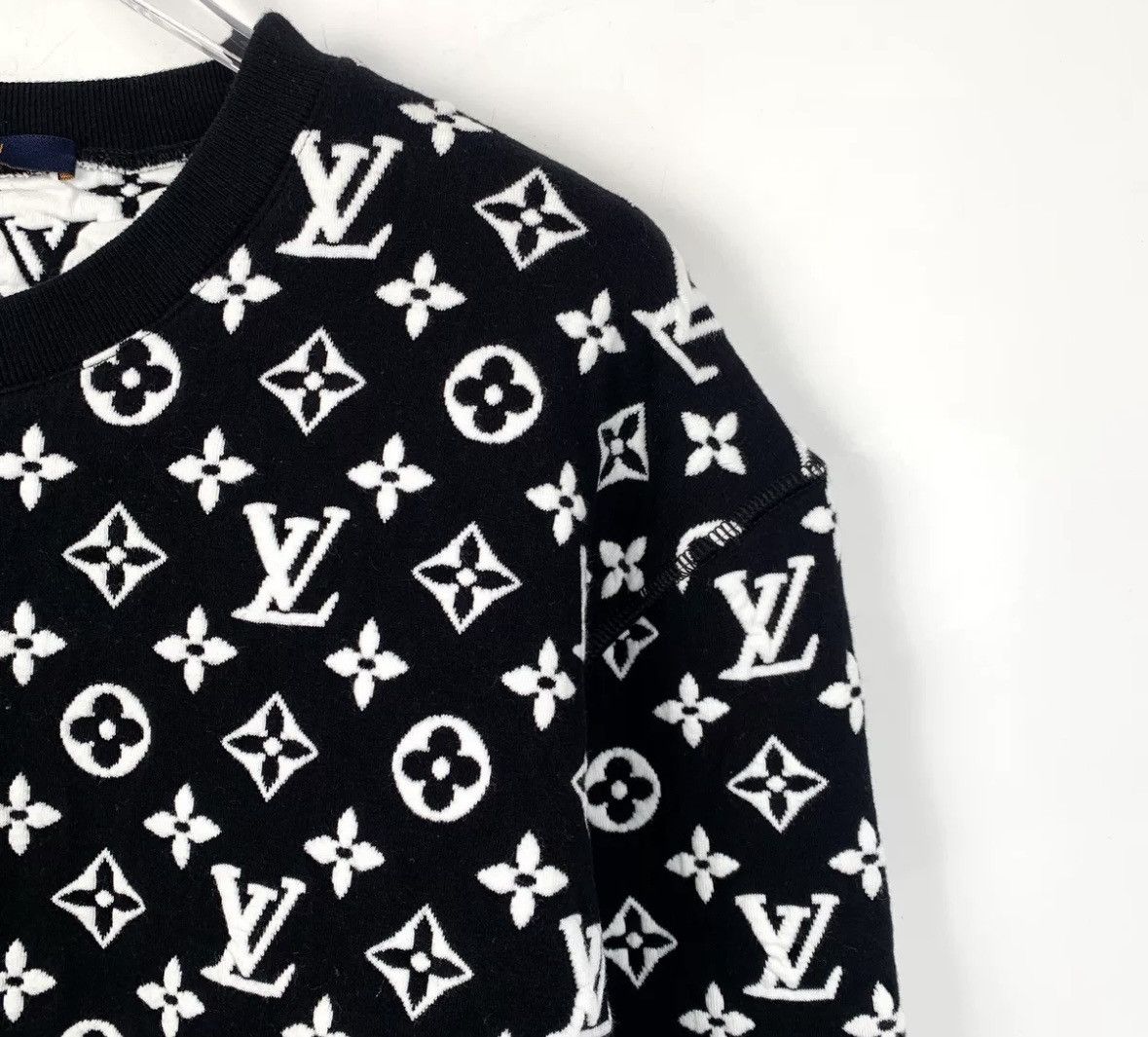 Louis Vuitton Louis Vuitton Lv black round neck long sleeved sweatshirt Size US S / EU 44-46 / 1 - 3 Thumbnail