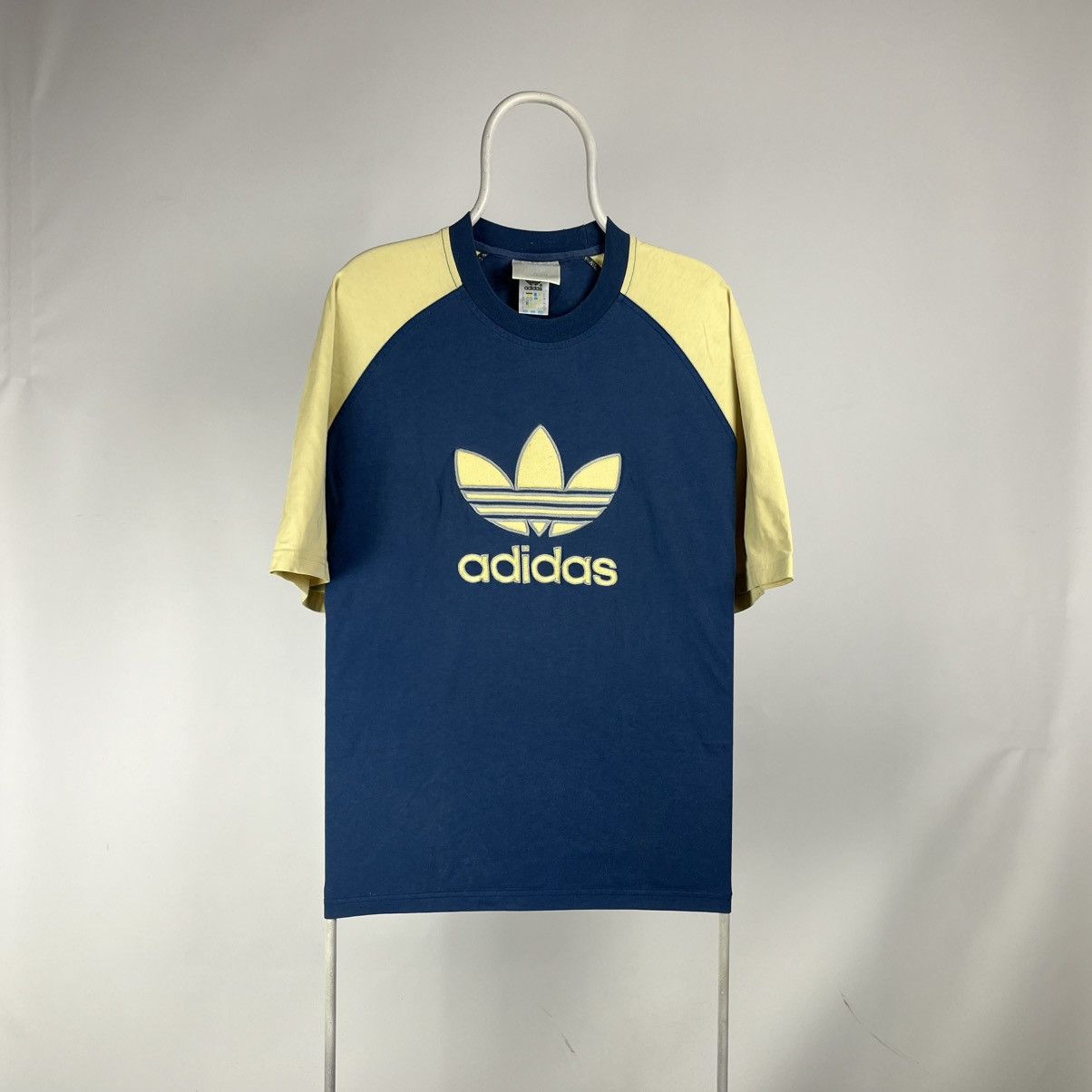 Adidas Vintage Adidas Trefoil Logo T-shirt size Large Size US L / EU 52-54 / 3 - 1 Thumbnail
