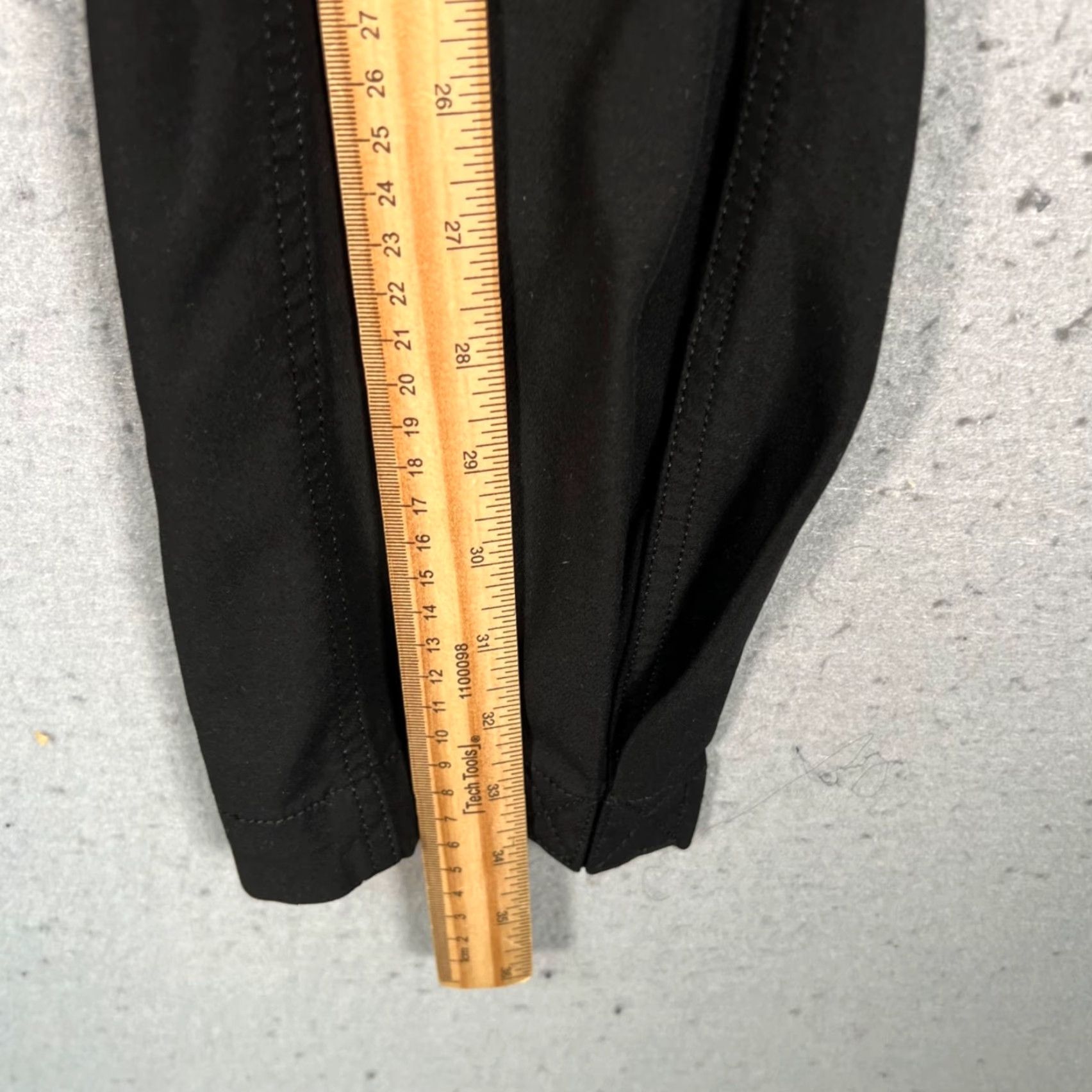 Banana Republic Banana Republic Black Cargo Pants Belted Waist Womens Size 0 Pants Black Cargo Women's 0 Belted Pockets Tapered Inseam 25 High Rise Vintage No Size 25" / US 0 / IT 36 - 6 Thumbnail