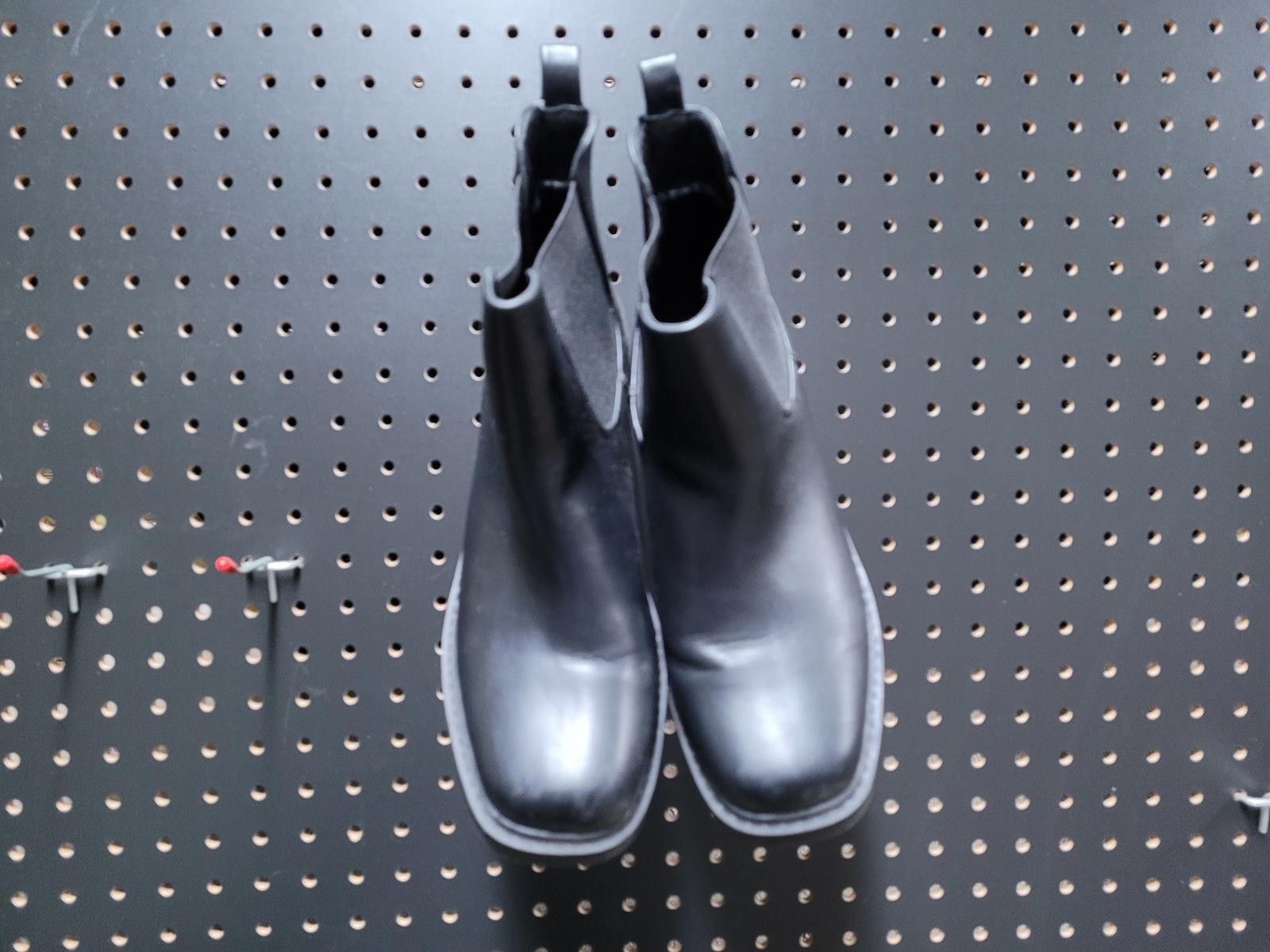 Unknown London Sleek Black Chelsea Boots - Step Out in Style! Act Fast! Size US 8 / IT 38 - 4 Thumbnail