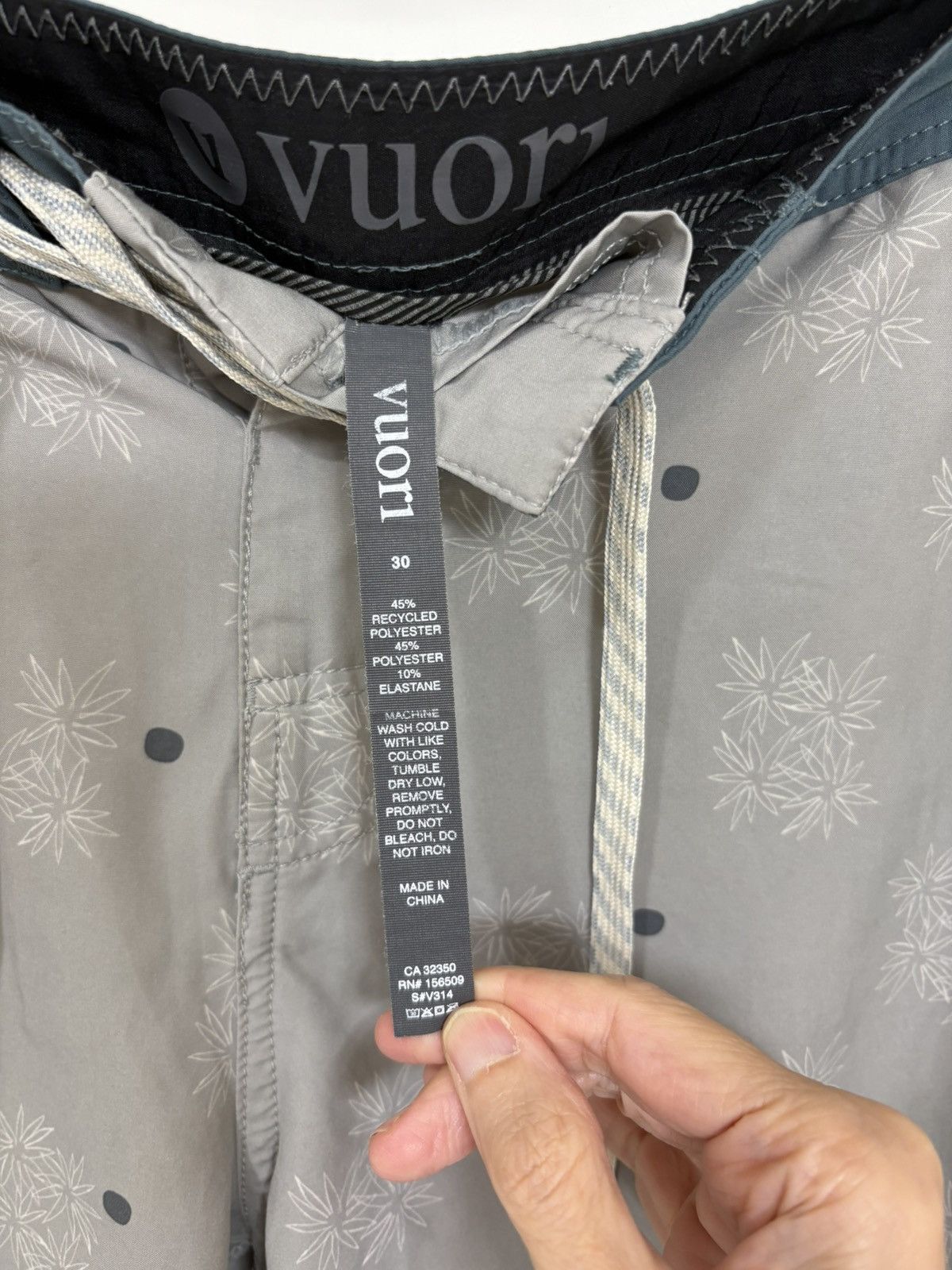 Vuori Vuori Men’s Gray Pineapple Board Shorts Swim Trunks- size 30 Size US 30 / EU 46 - 5 Thumbnail