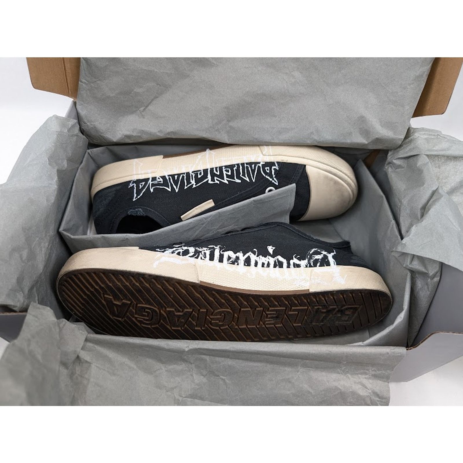 Balenciaga o1rshd1 Q:3 / Paris Low-Top Sneakers in Black/White Size US 11 / EU 44 - 21 Thumbnail