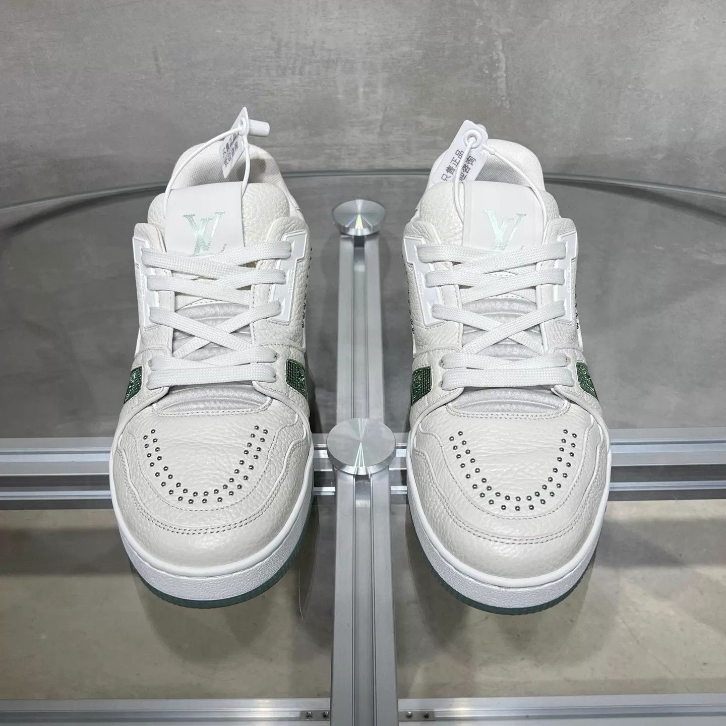 Louis Vuitton White Low-Top Sneakers Size 6 Size US 6 / EU 39 - 1 Thumbnail