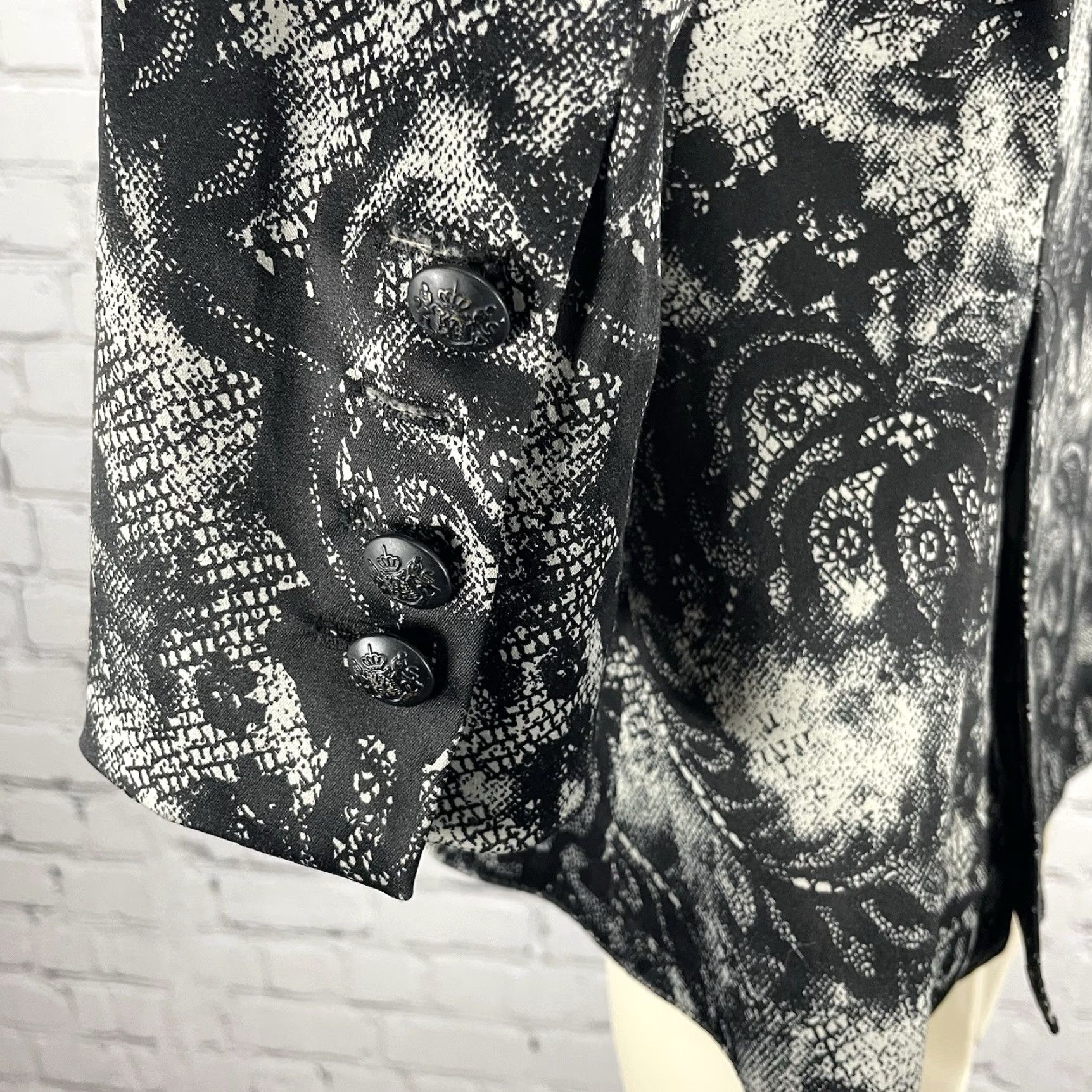 Vintage VINTAGE Bellatrix Black Lace Printed Lightweight Stretch Blazer Jacket Small S Button Size S / US 4 / IT 40 - 4 Thumbnail