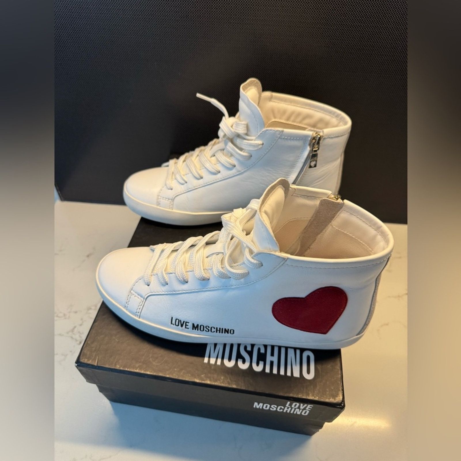 Love Moschino Love moschino high top sneakers white heart zip leather 39 Size US 9 / IT 39 - 8 Thumbnail