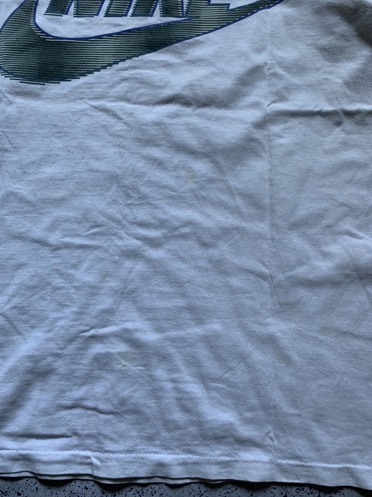 Nike Vintage Nike Baggy T-shirt Big Swoosh Tee Y2K USA Size US L / EU 52-54 / 3 - 5 Thumbnail