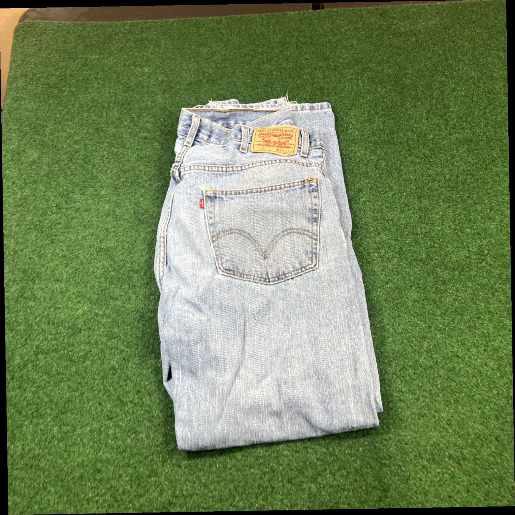 Levi's LEVI'S 505 Jeans Mens 38x32 Blue Creased Whiskered Hiking Camping Farm Work Size US 38 / EU 54 - 1 Thumbnail
