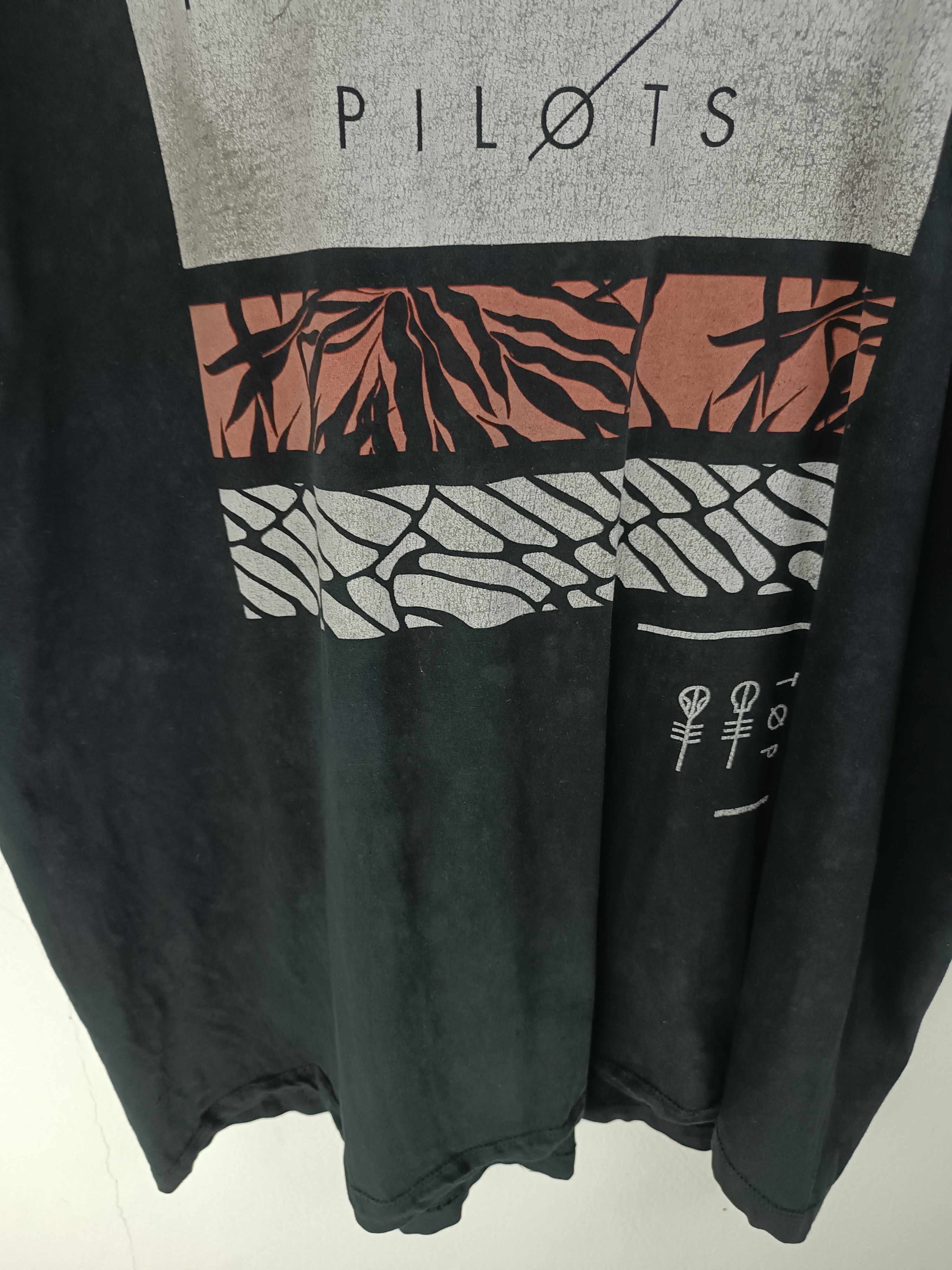 Band Tees THRASH FADED VINTAGE TWENTY ONE PILOT SOUTH KOREA TOUR TEE Size US XL / EU 56 / 4 - 6 Thumbnail
